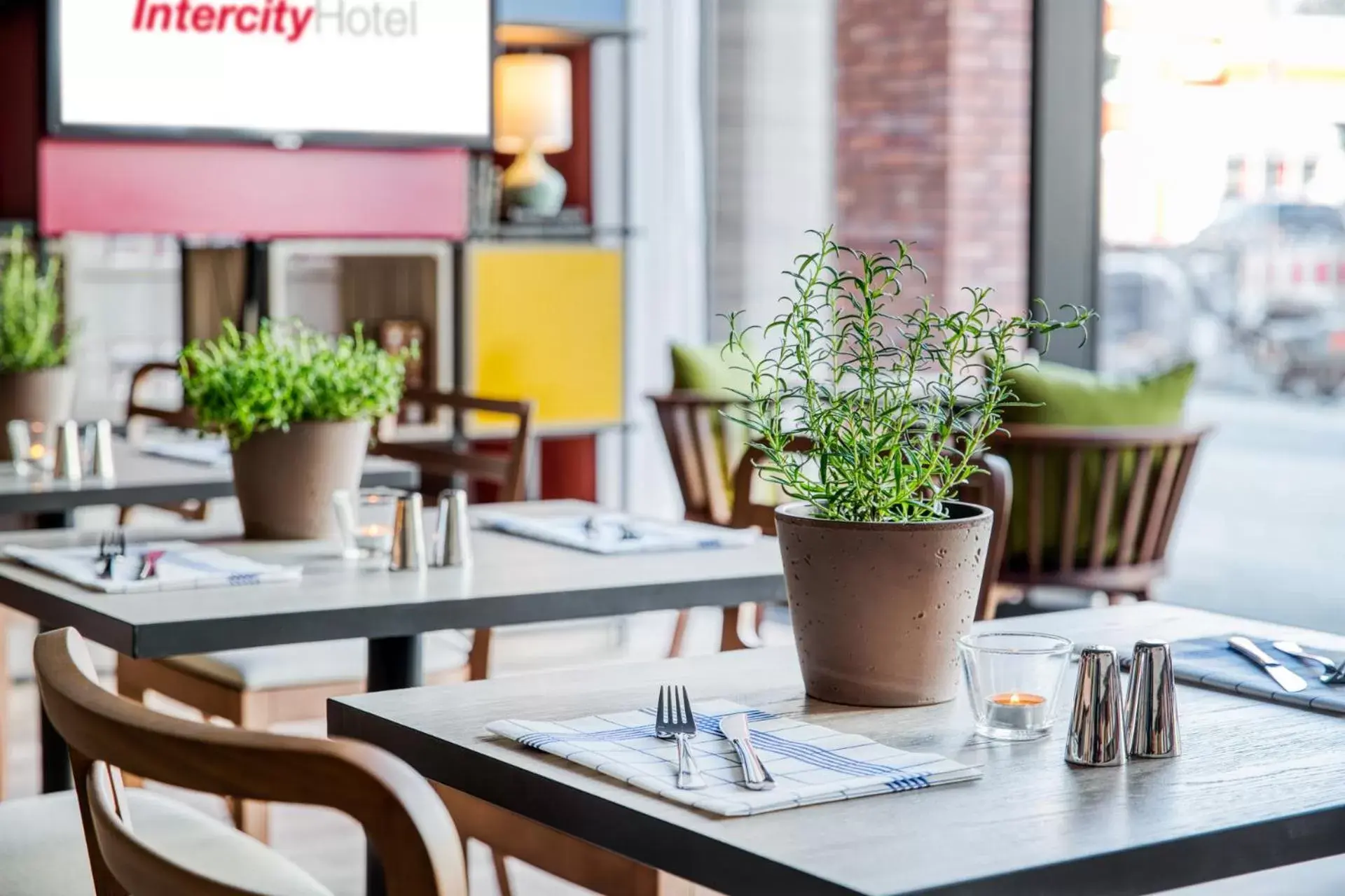 Restaurant/Places to Eat in IntercityHotel Hamburg-Barmbek