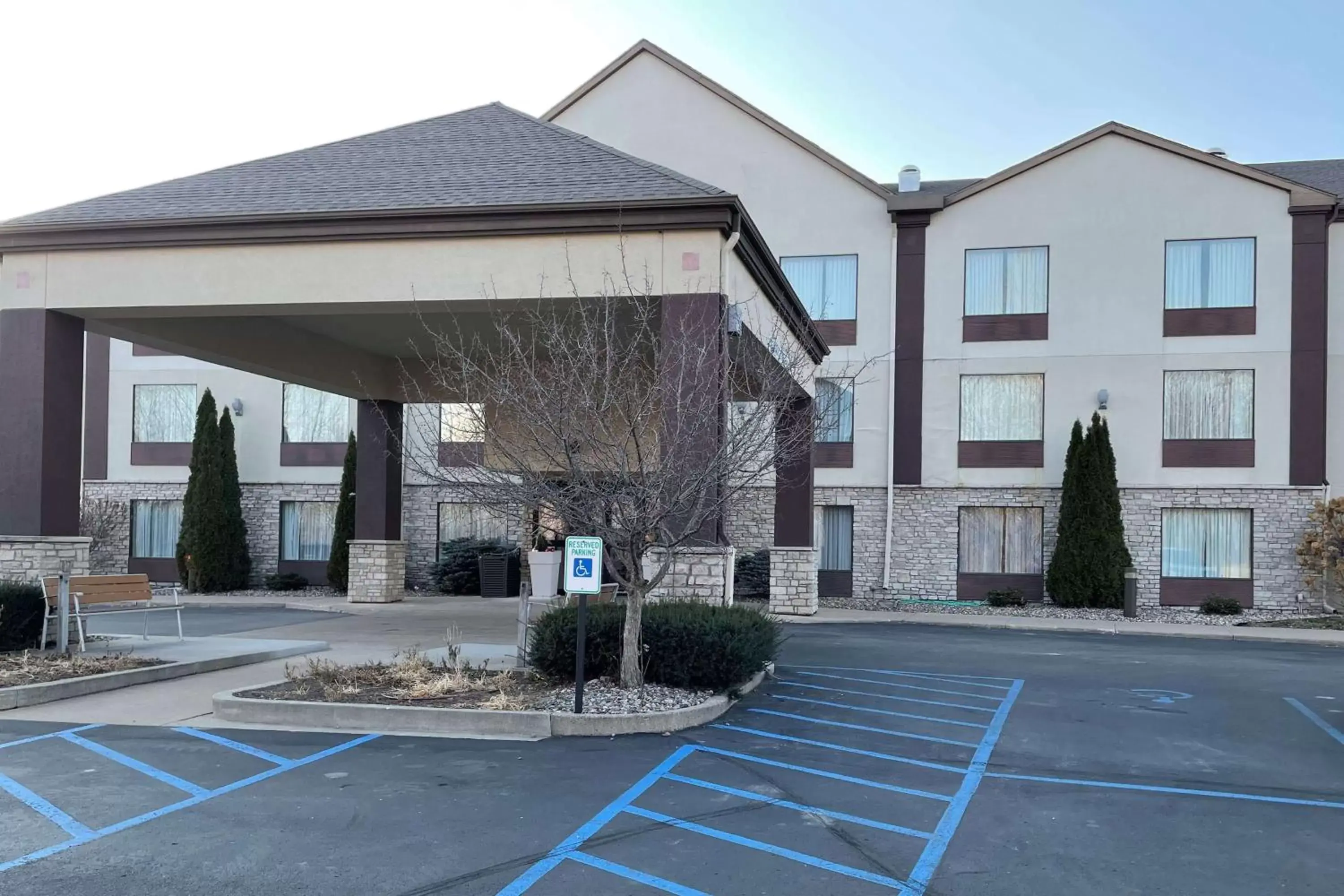 Property Building in Days Inn & Suites by Wyndham La Crosse-Onalaska