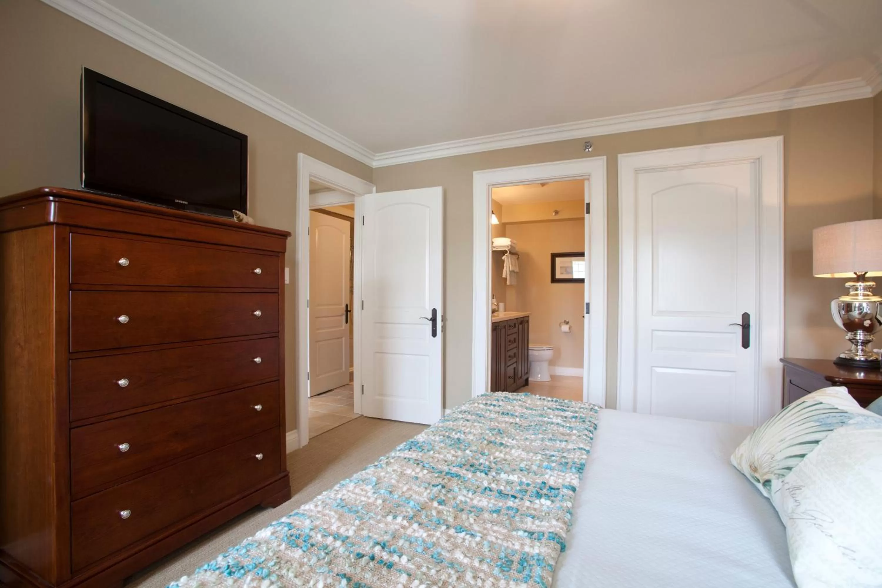 TV and multimedia, Bed in 124 on Queen Hotel & Spa