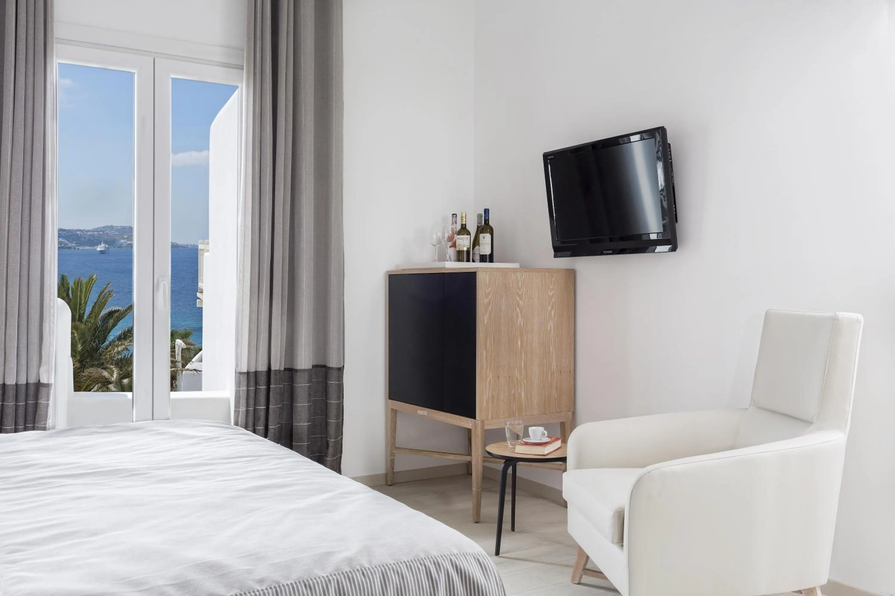 Facade/entrance, Bed in Mykonos Princess Hotel