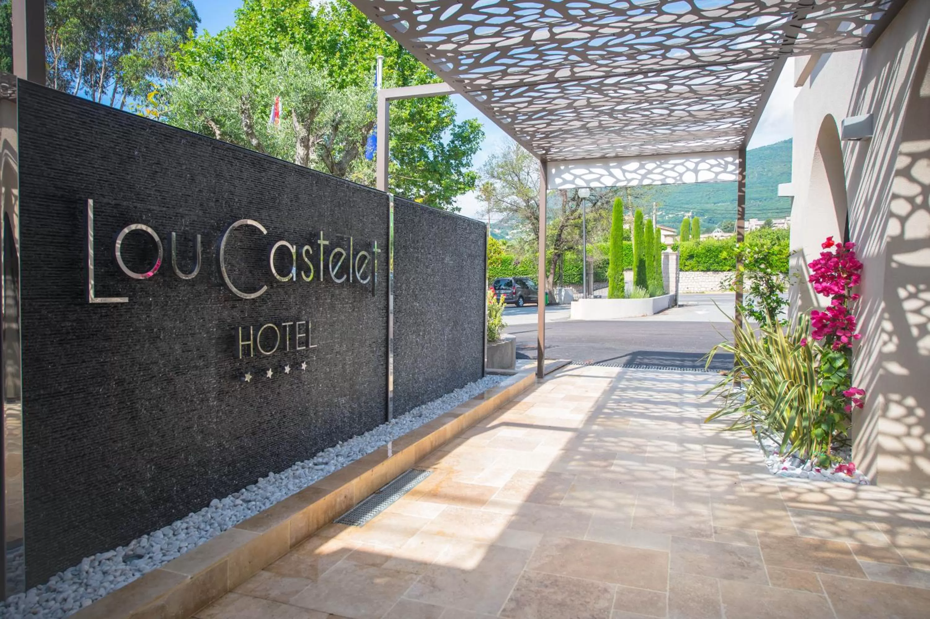 Logo/Certificate/Sign in Hotel Lou Castelet