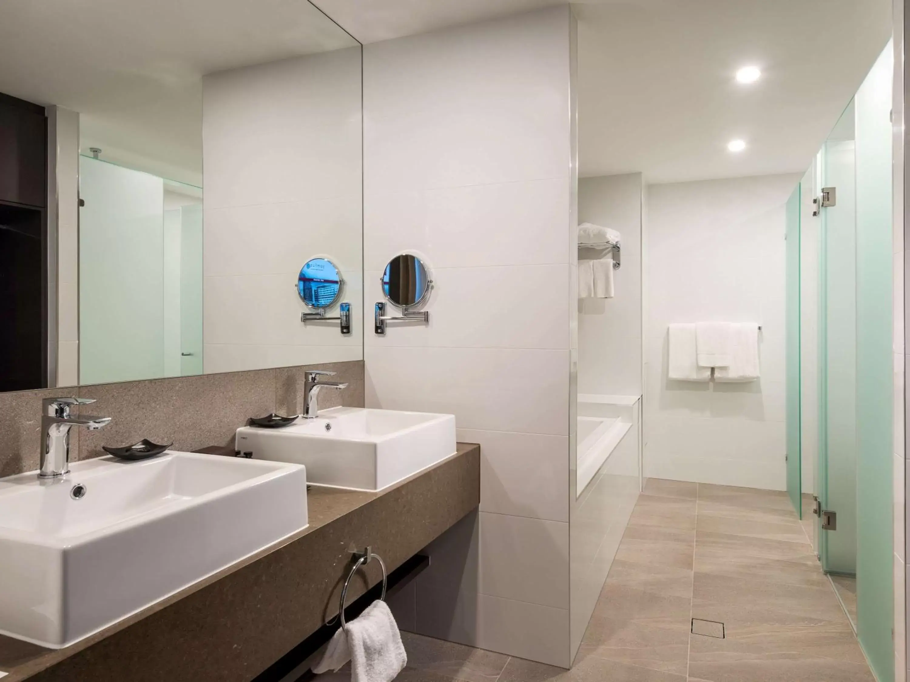 Photo of the whole room, Bathroom in Pullman Brisbane Airport