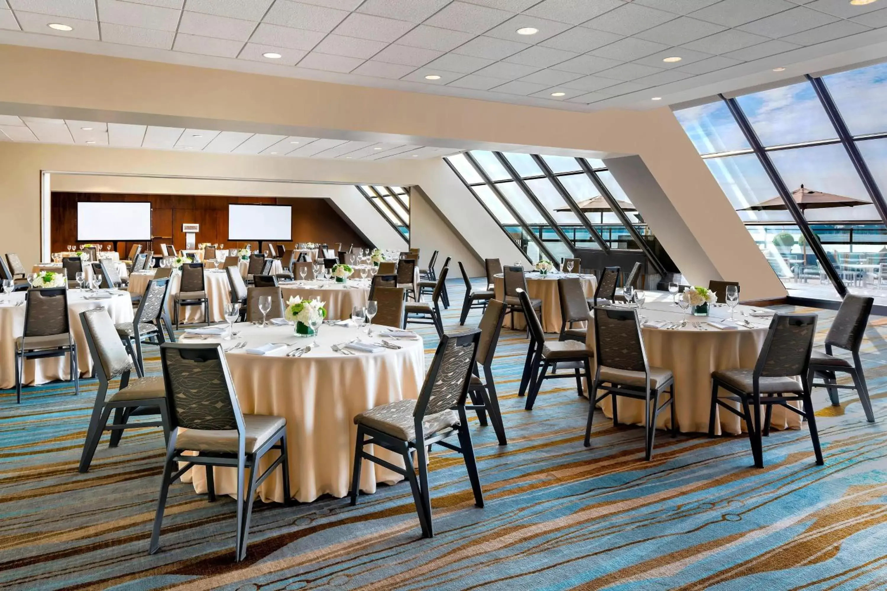 Meeting/conference room, Restaurant/Places to Eat in The Westin Harbour Castle, Toronto
