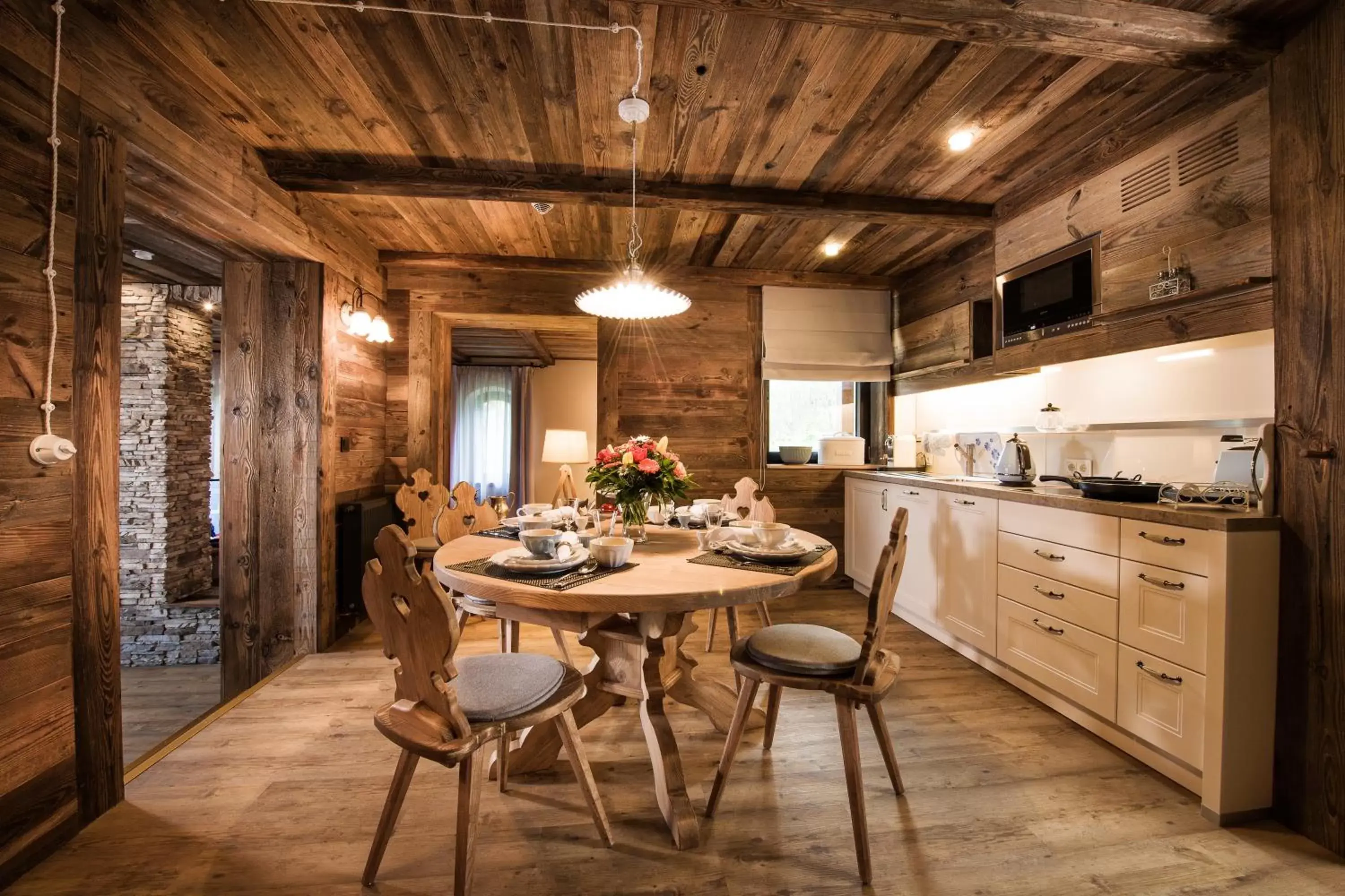 Kitchen or kitchenette, Dining Area in MONDI Resort und Chalet Oberstaufen