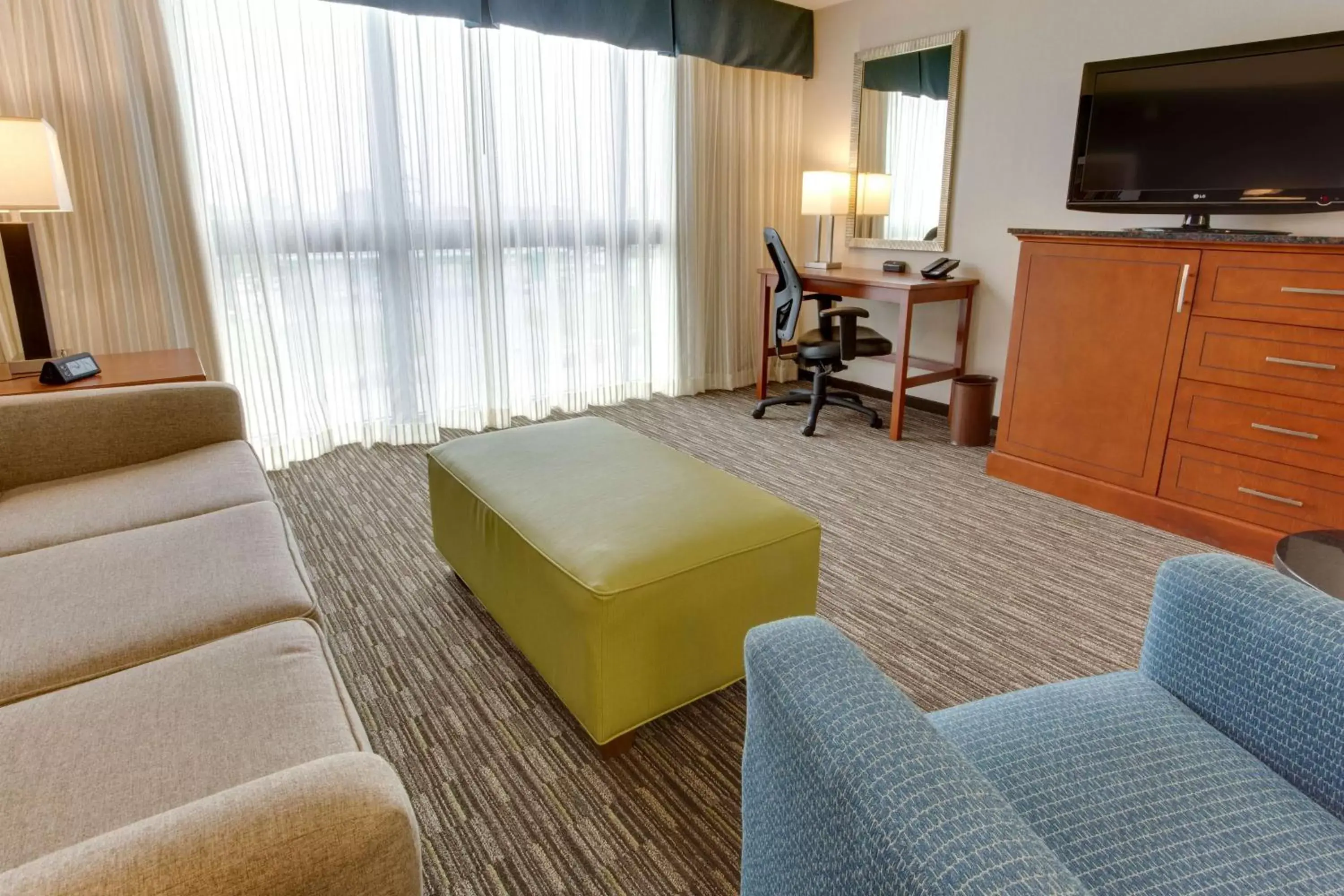 Photo of the whole room, Seating Area in Drury Inn & Suites Nashville Airport