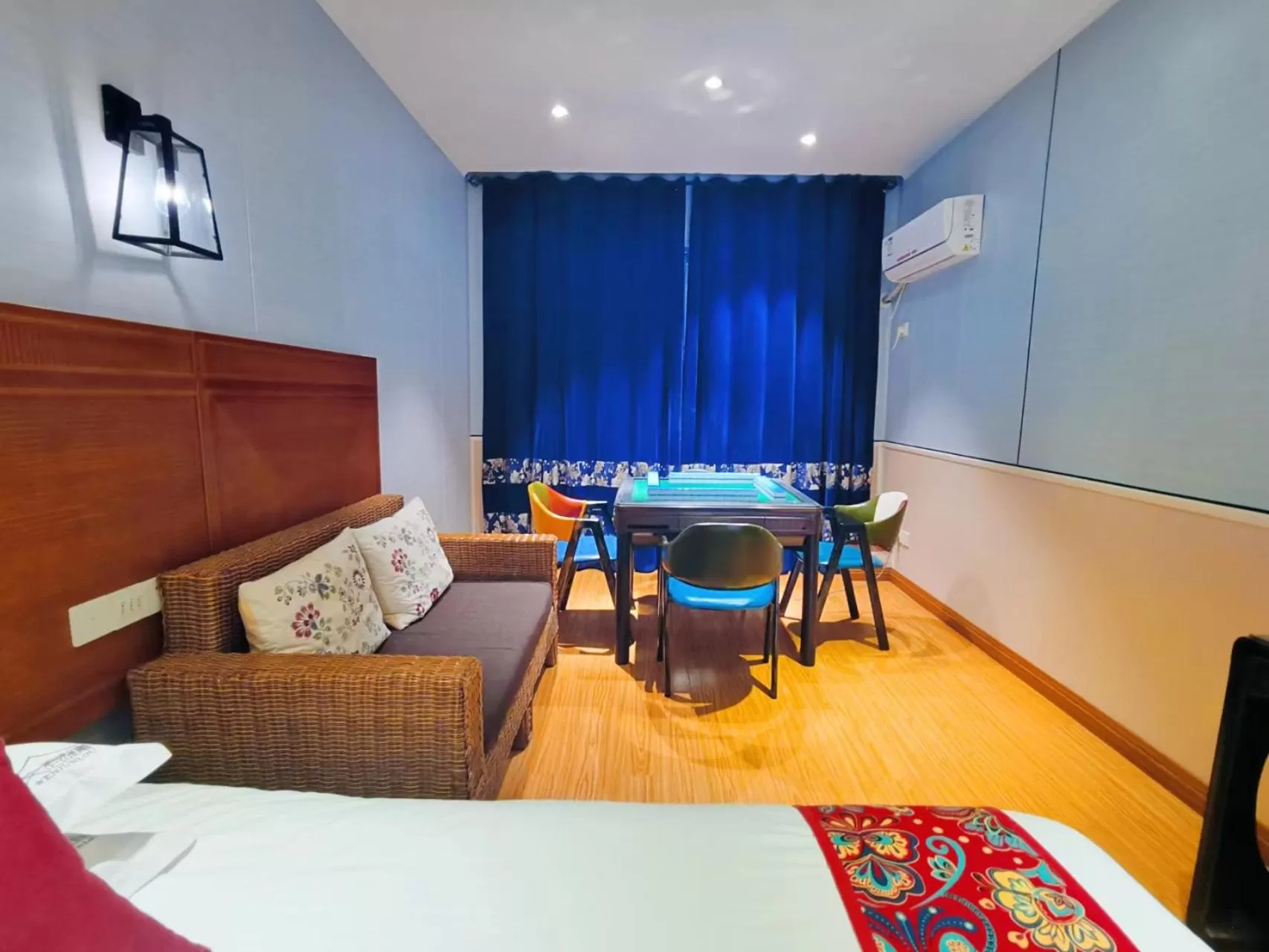 Entertainment in Wenjun Courtyard Hotel---3mins walk from Tonghuimen metro station ,next to People`s Park, fluent English service ,travel agency