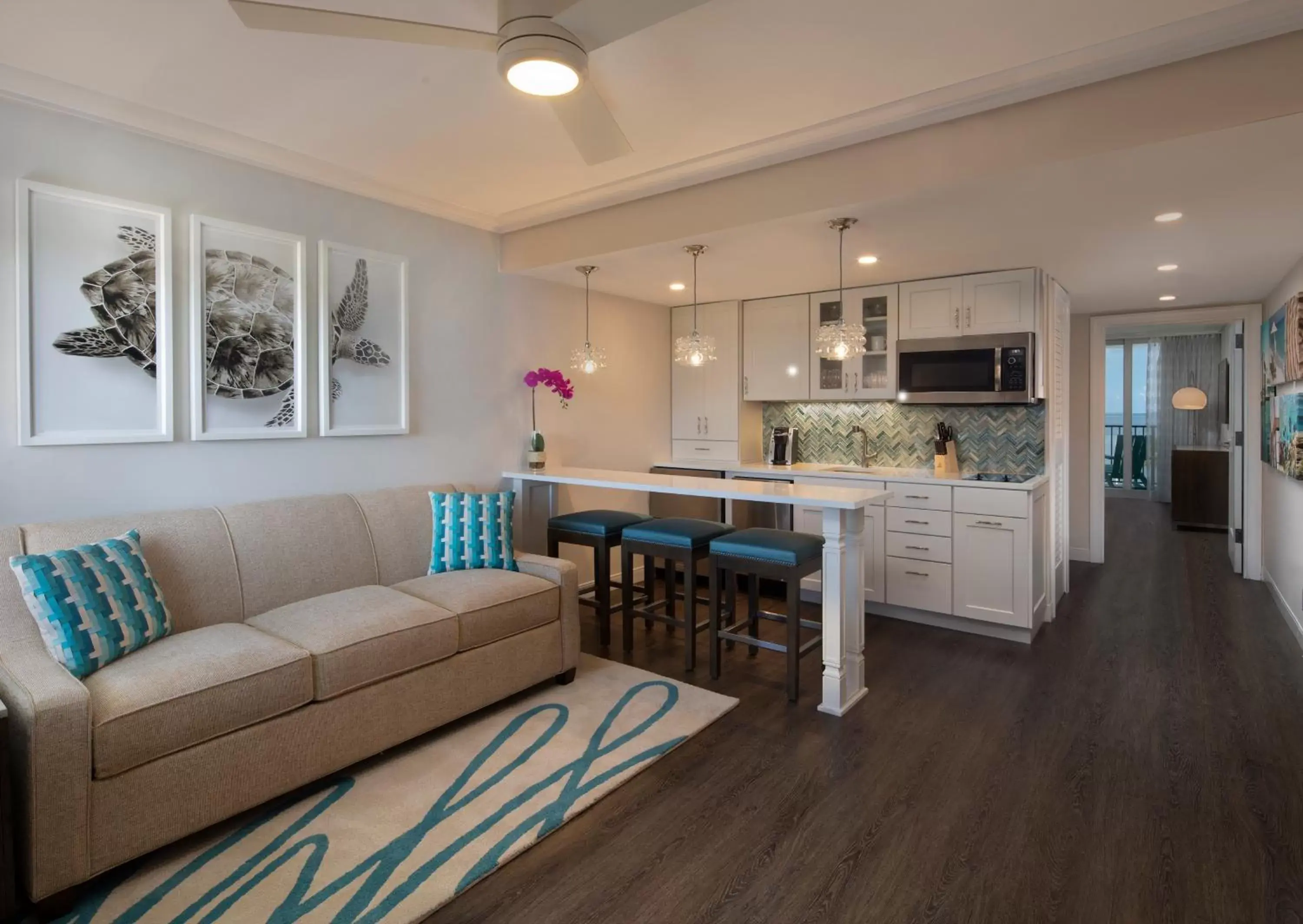 Kitchen or kitchenette, Seating Area in The Laureate Key West