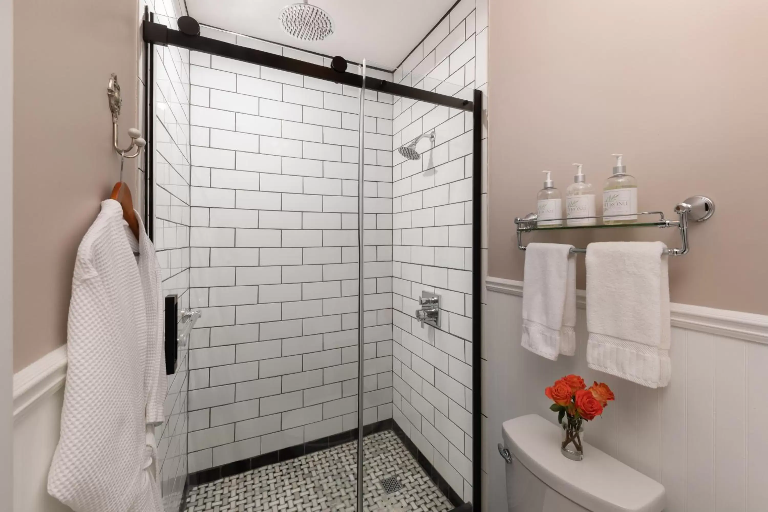 Shower, Bathroom in Rosemont Inn