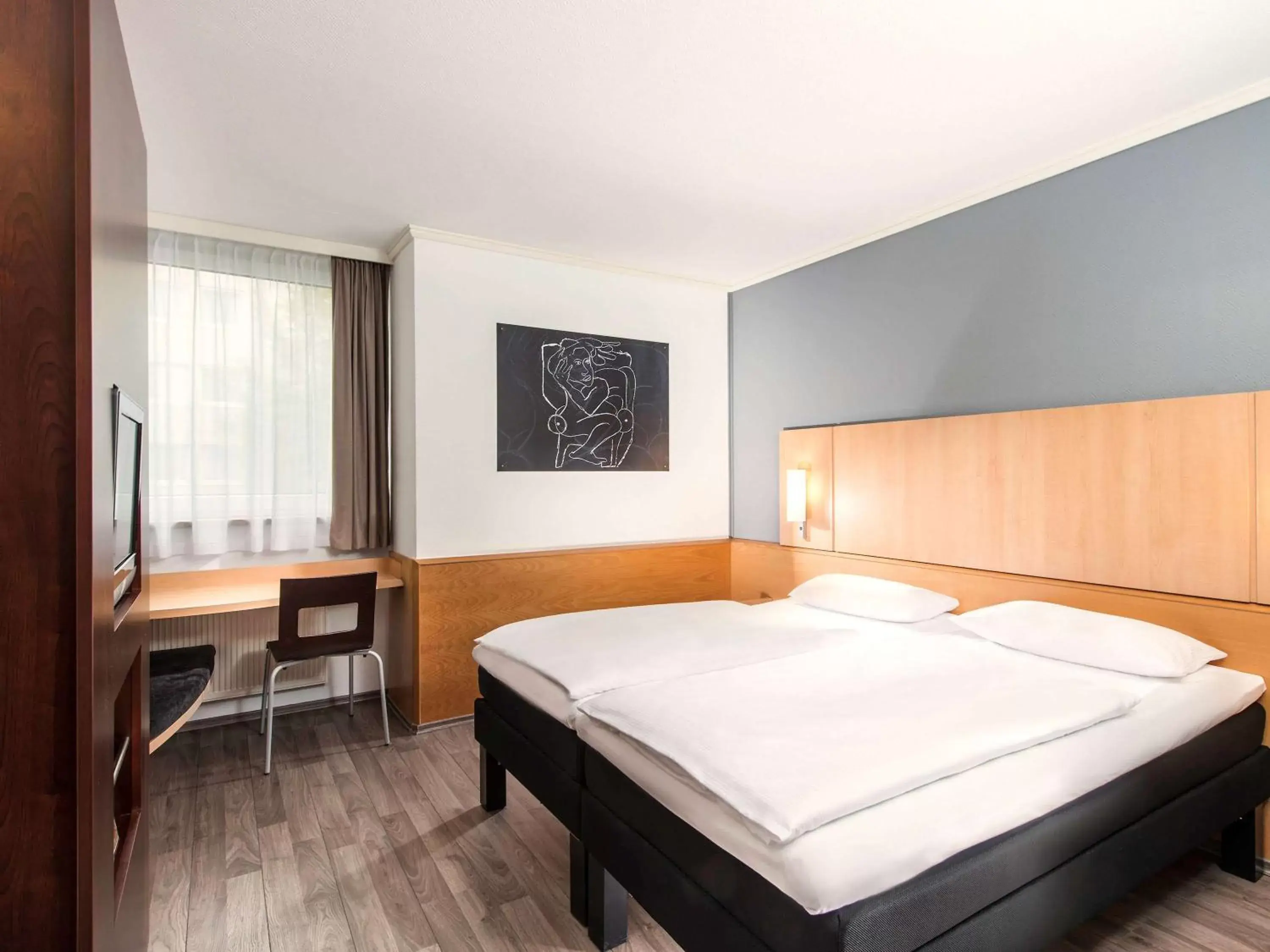 Photo of the whole room, Bed in ibis Leipzig Nord-Ost