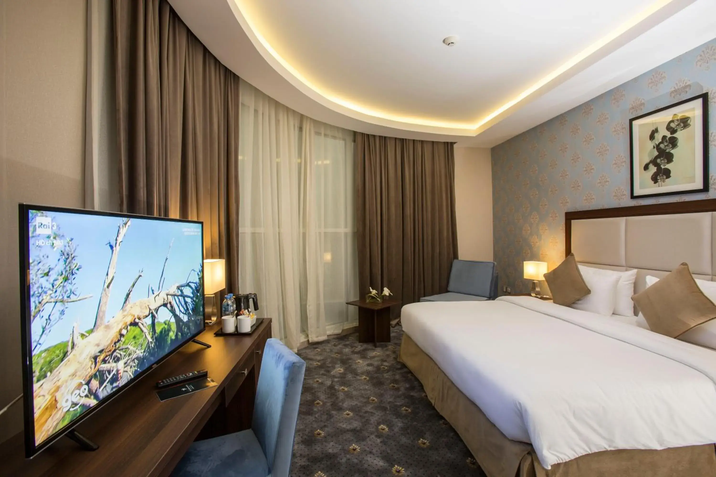 Bedroom, TV/Entertainment Center in The Town Hotel