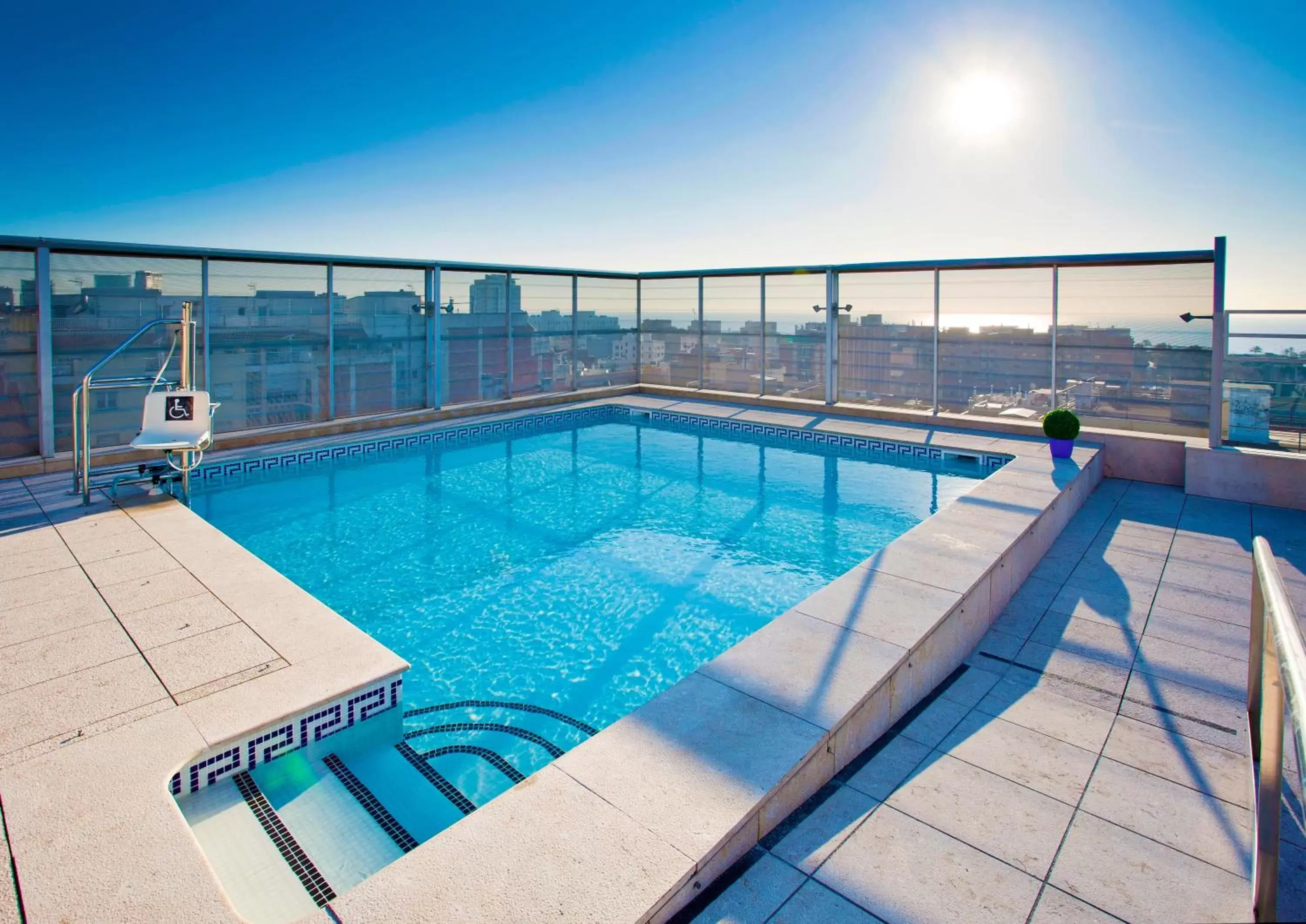 Swimming pool in Ilunion Barcelona Swimming pool in Ilunion Barcelona