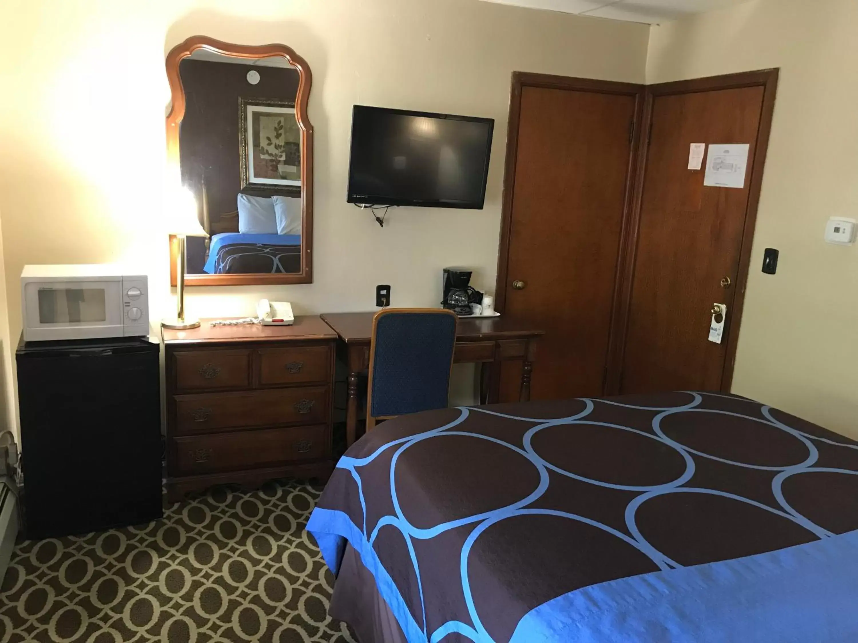 TV and multimedia, Bed in Budget Inn Marinette