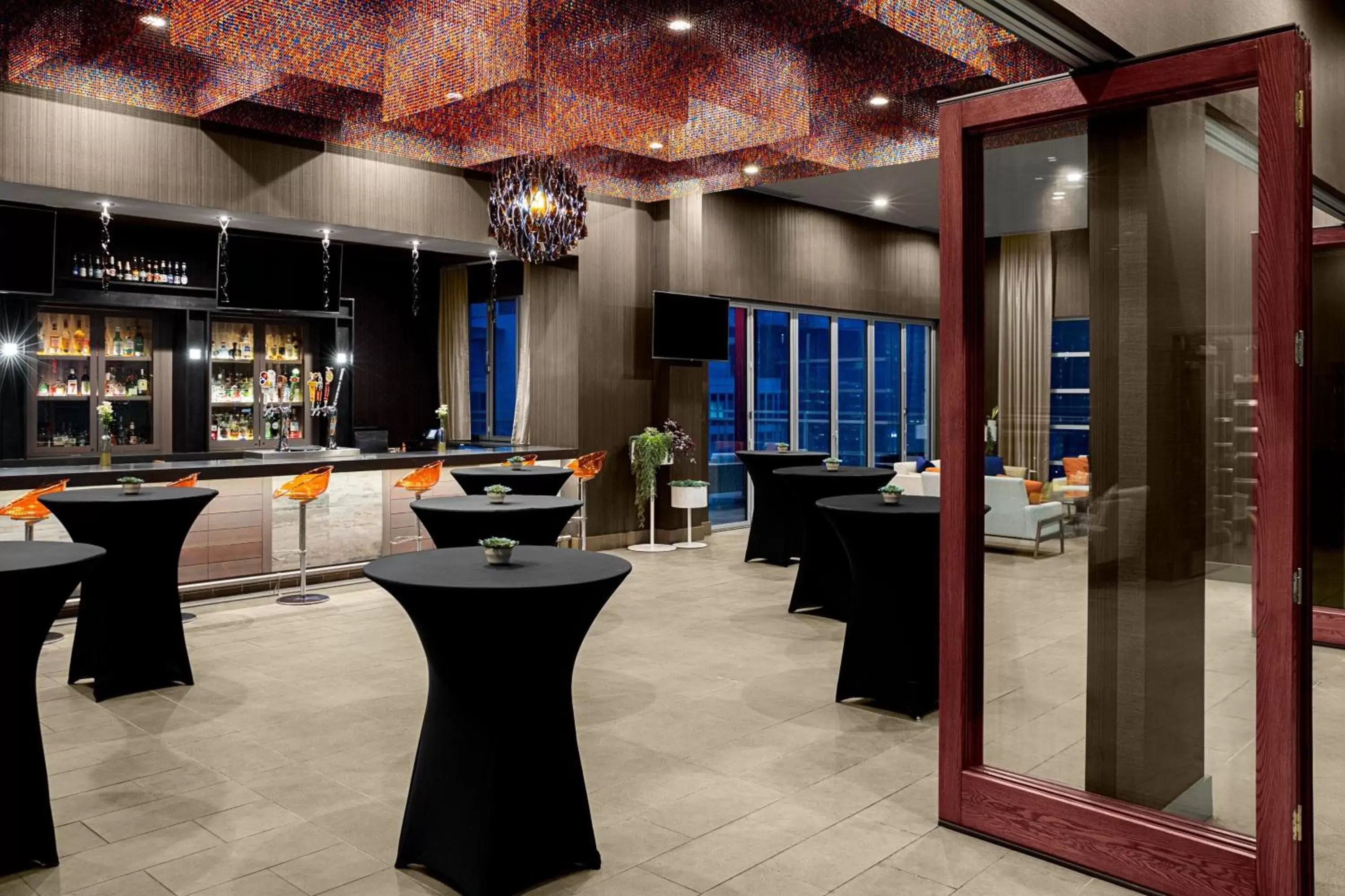 Restaurant/places to eat, Lounge/Bar in Courtyard by Marriott Dallas Downtown/Reunion District