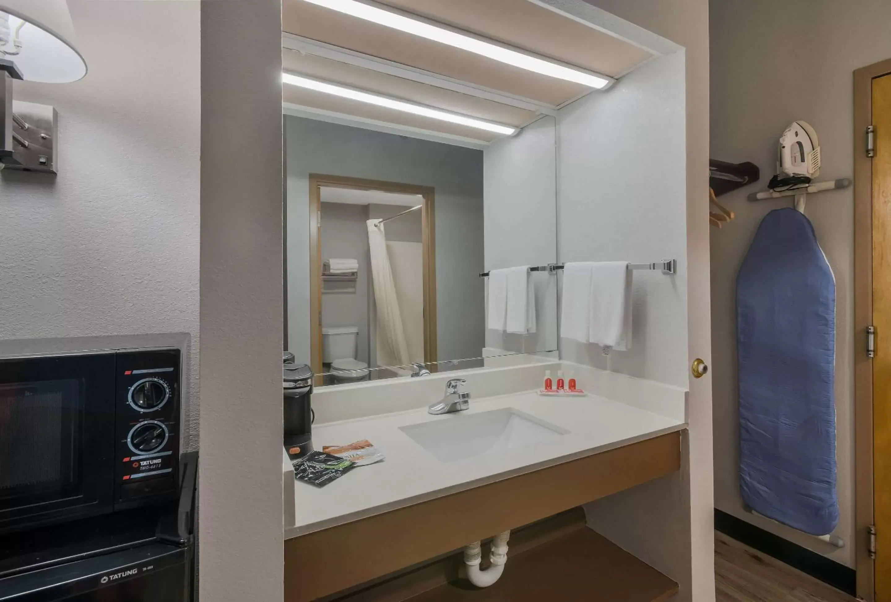 Bedroom, Bathroom in Econolodge Inn & Suites