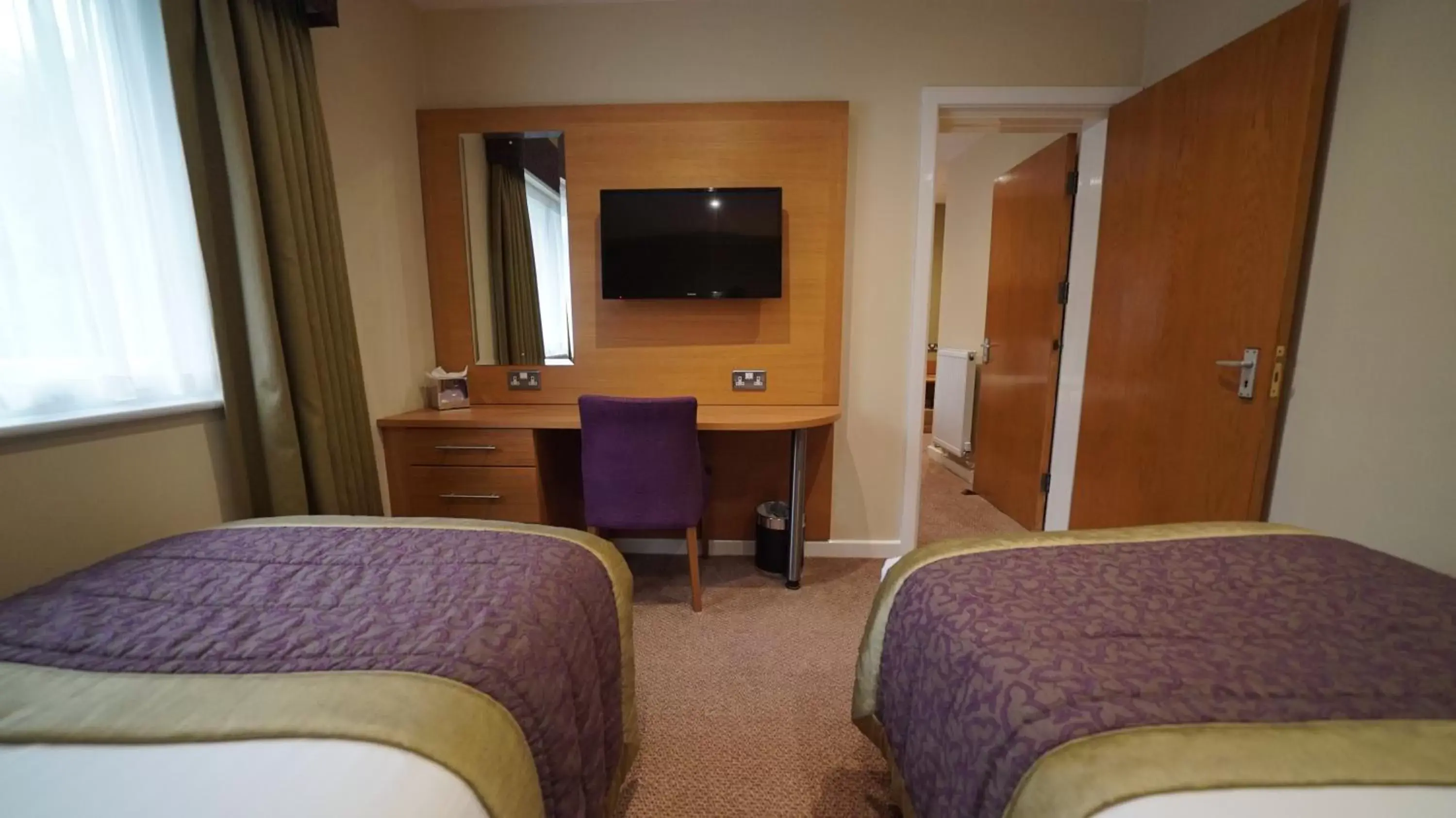 Bedroom, TV/Entertainment Center in The Briar Court Hotel