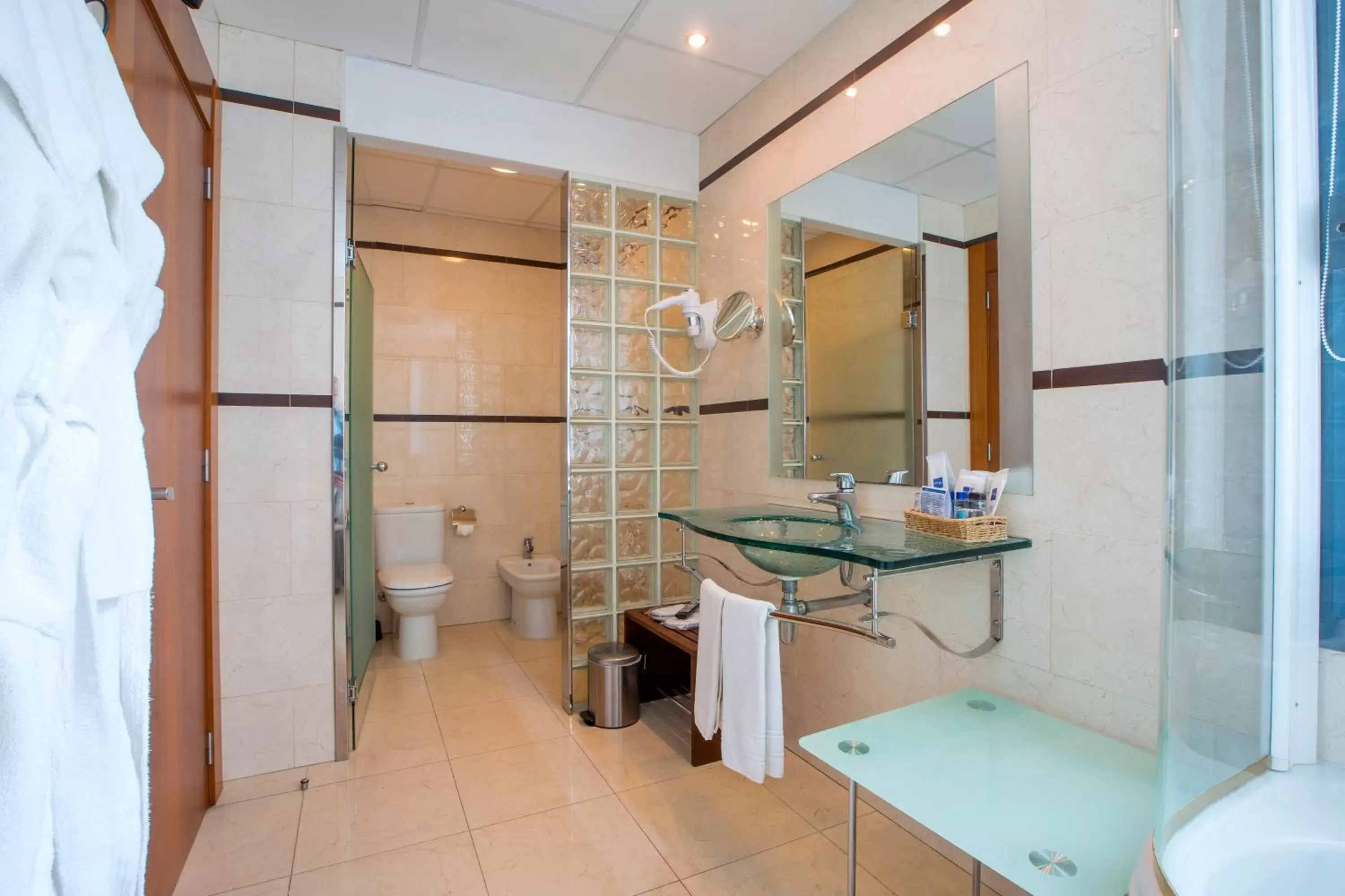 Toilet, Bathroom in Hotel Miami Mar