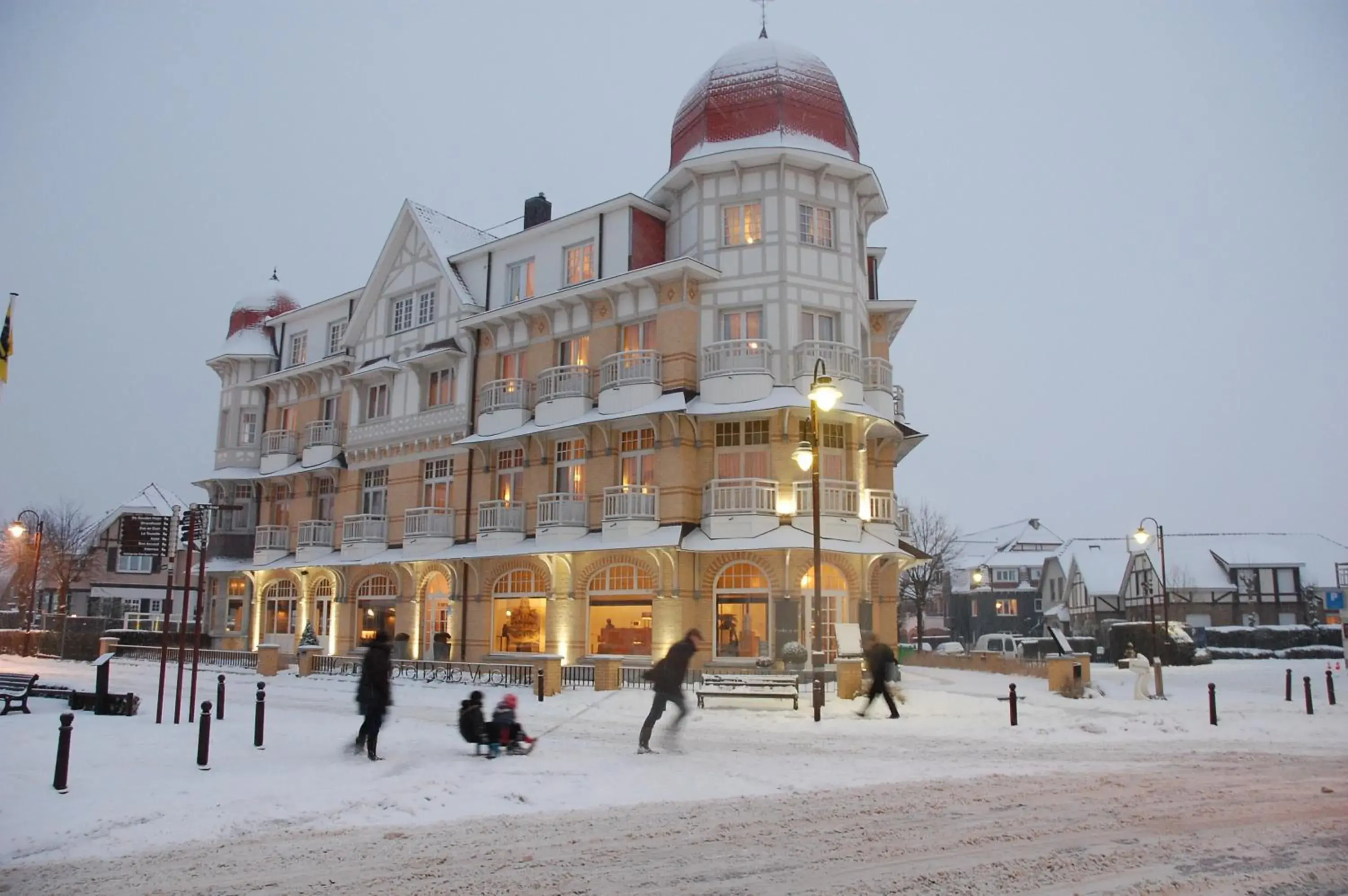 Facade/entrance, Winter in Grand Hotel Belle Vue