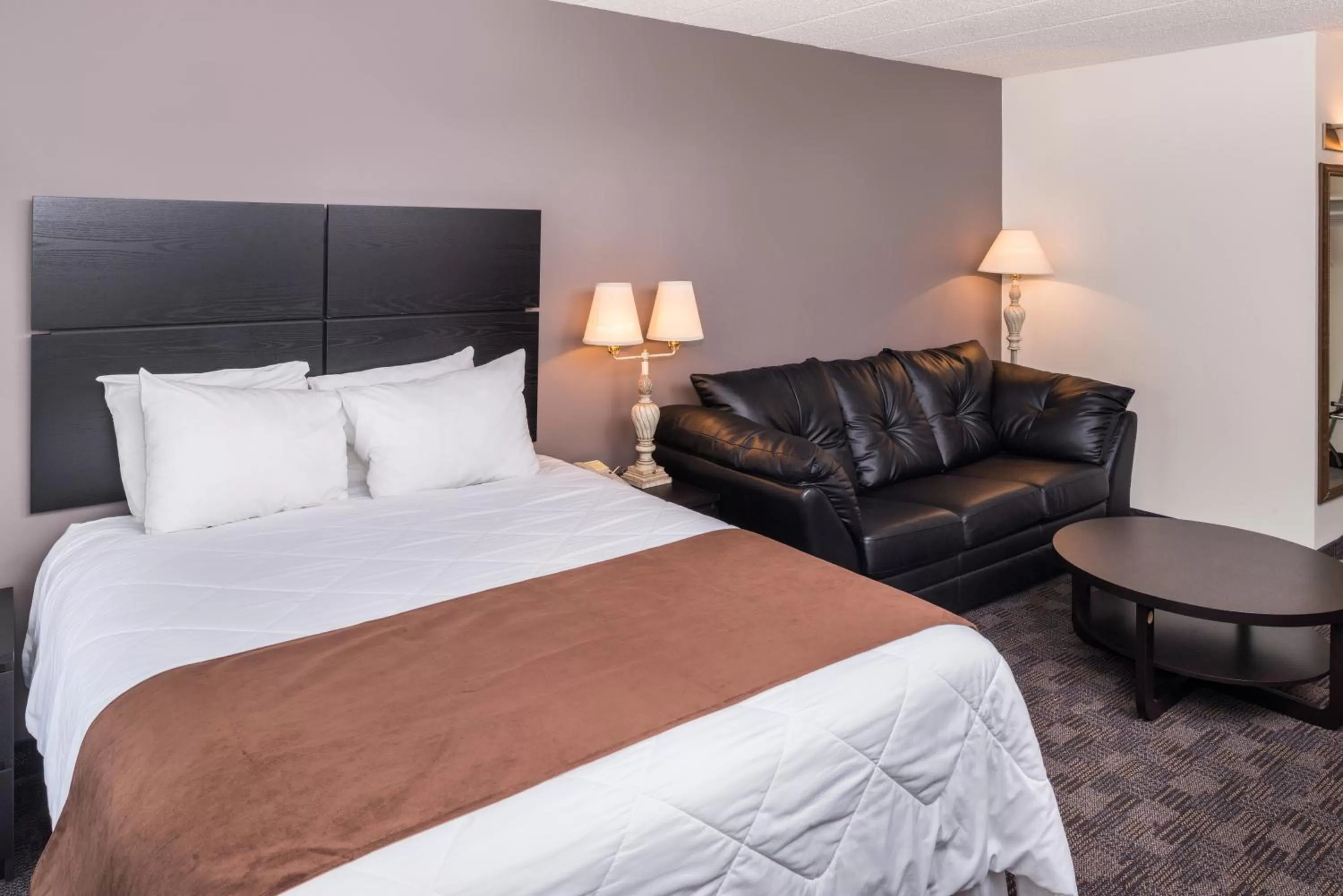 Deluxe Queen Room with Sofa Bed in Days Inn by Wyndham Sudbury & Conference Centre