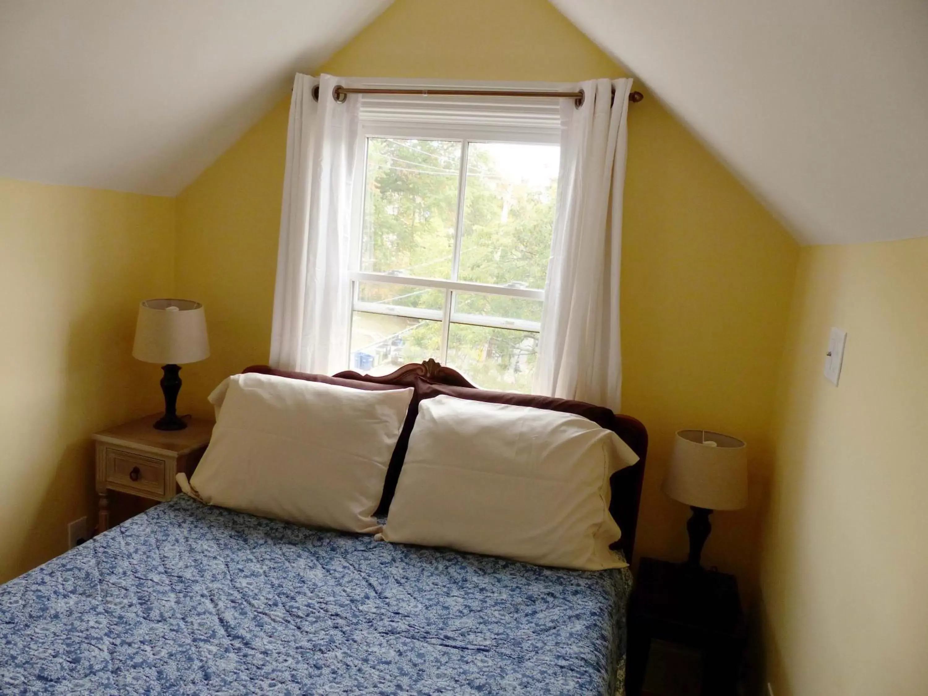 Bedroom, Bed in Davis Square Inn