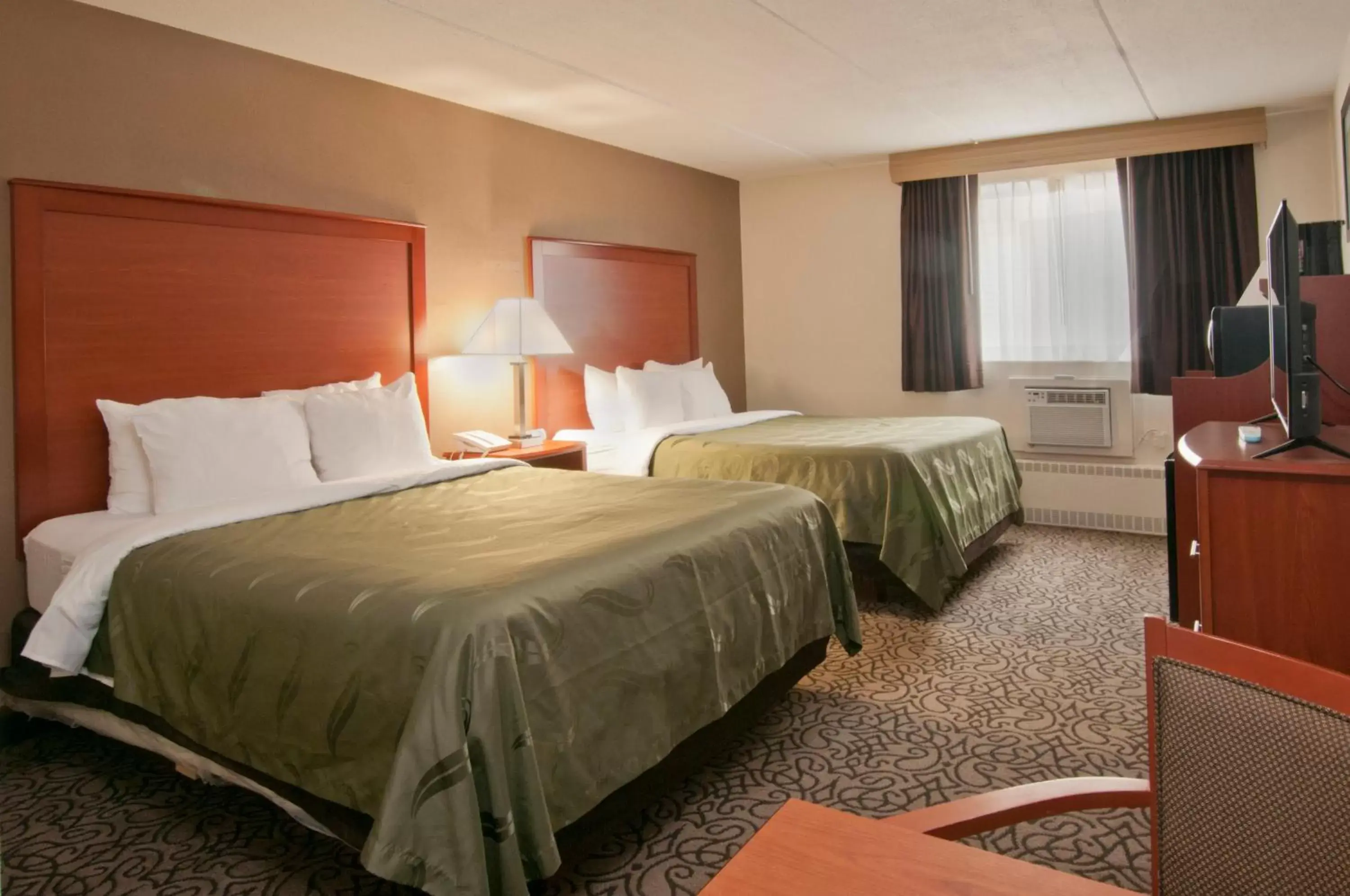 Photo of the whole room, Bed in Quality Inn Stadium Area