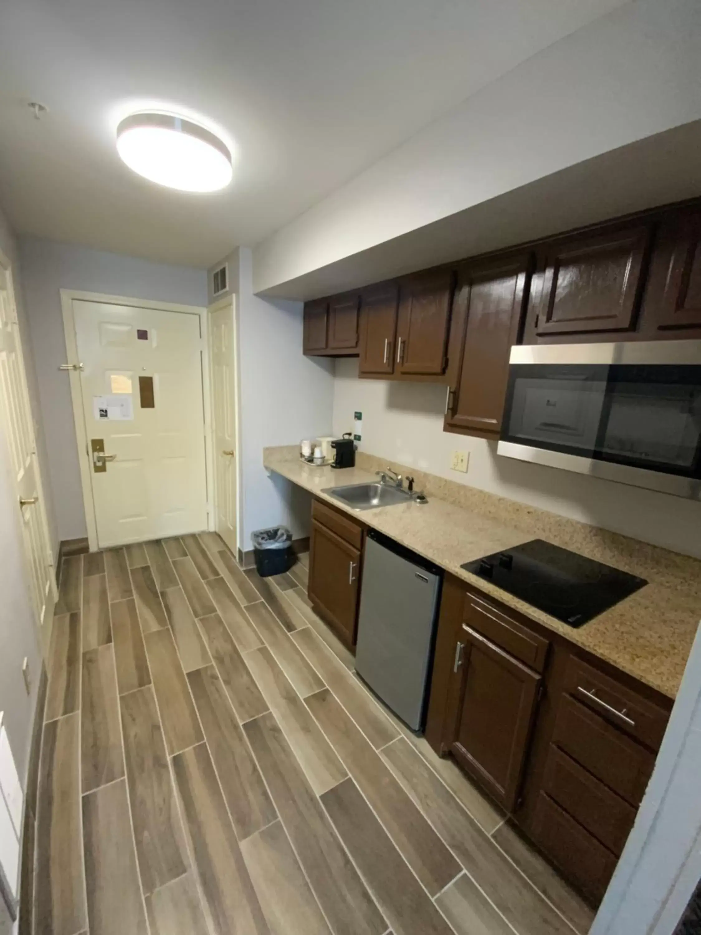 Kitchen/Kitchenette in Quality Inn & Suites University/Airport