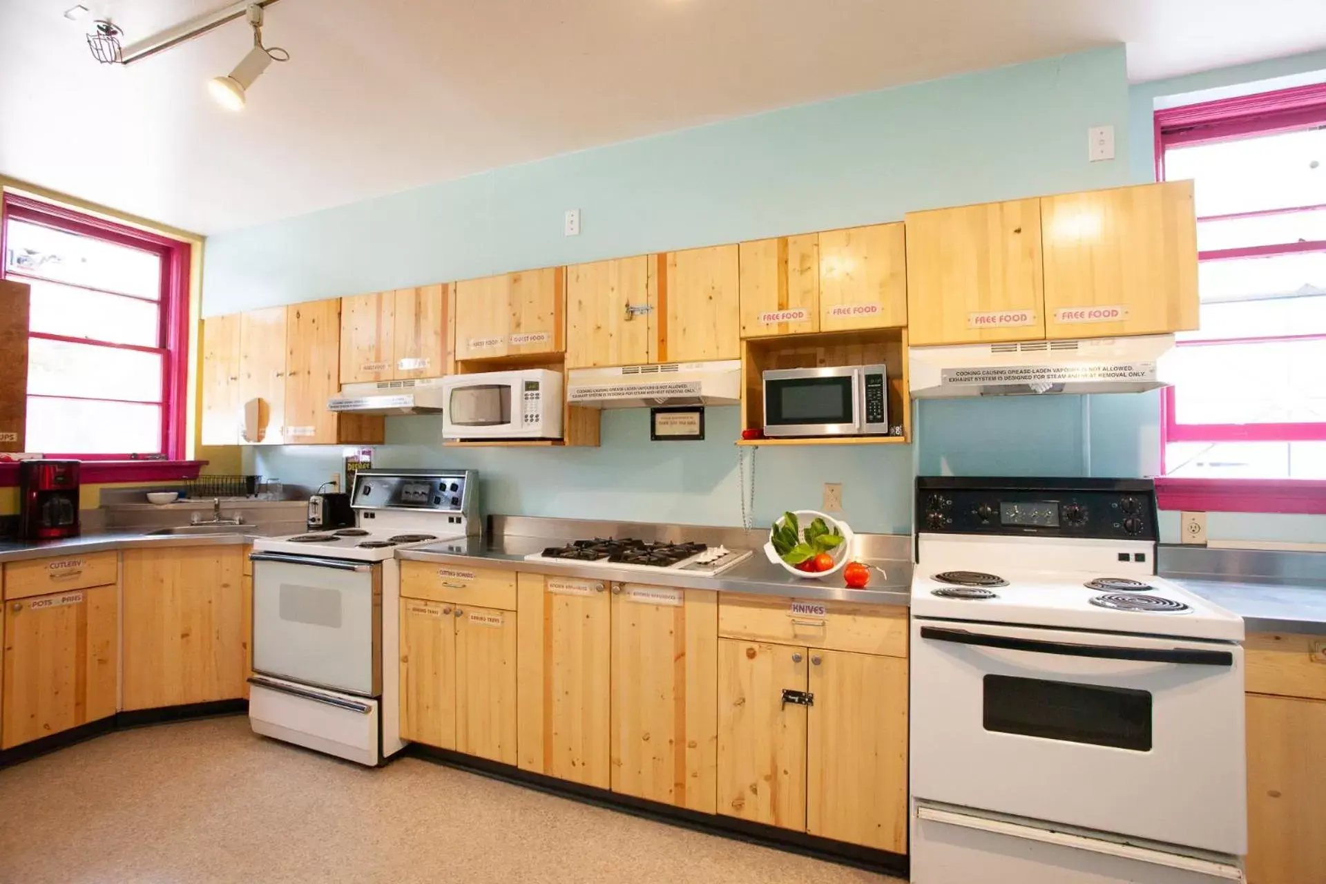 Communal kitchen, Kitchen/Kitchenette in Ocean Island Inn | Backpackers | Suites