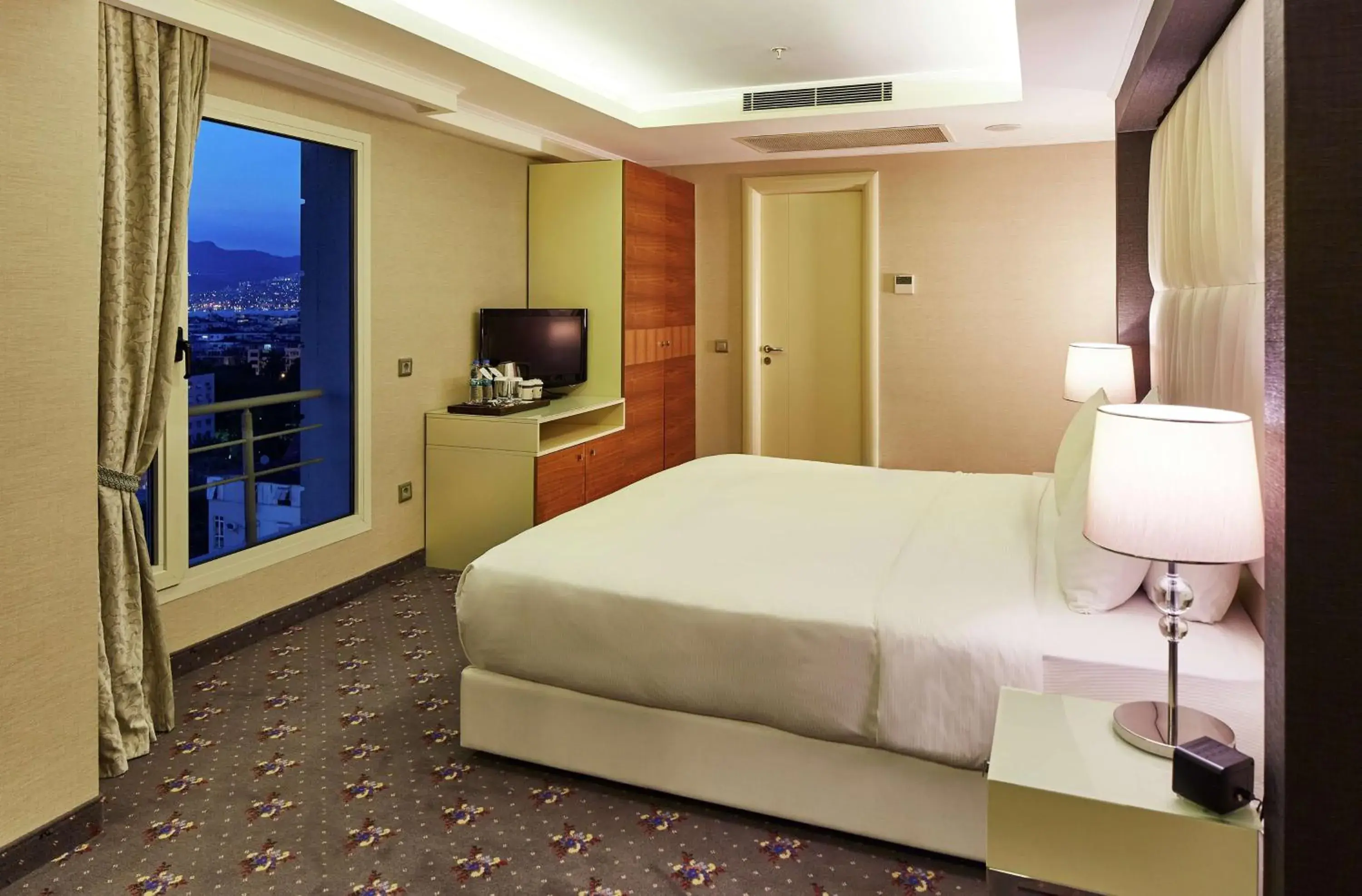 Bed in DoubleTree By Hilton Hotel Izmir - Alsancak