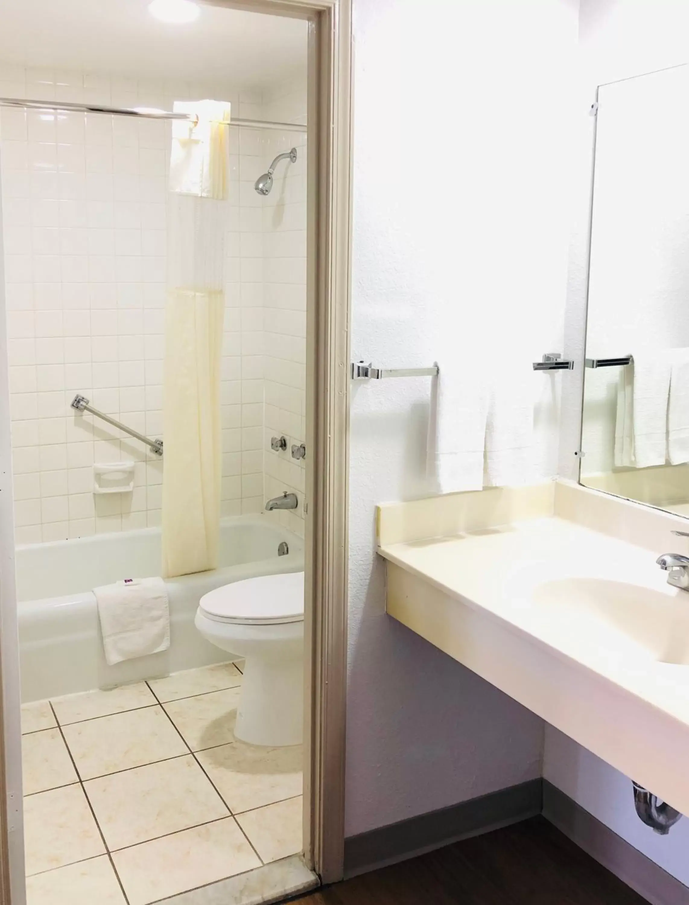 Bathroom in Motel 6-Falls Church, VA - Arlington Boulevard