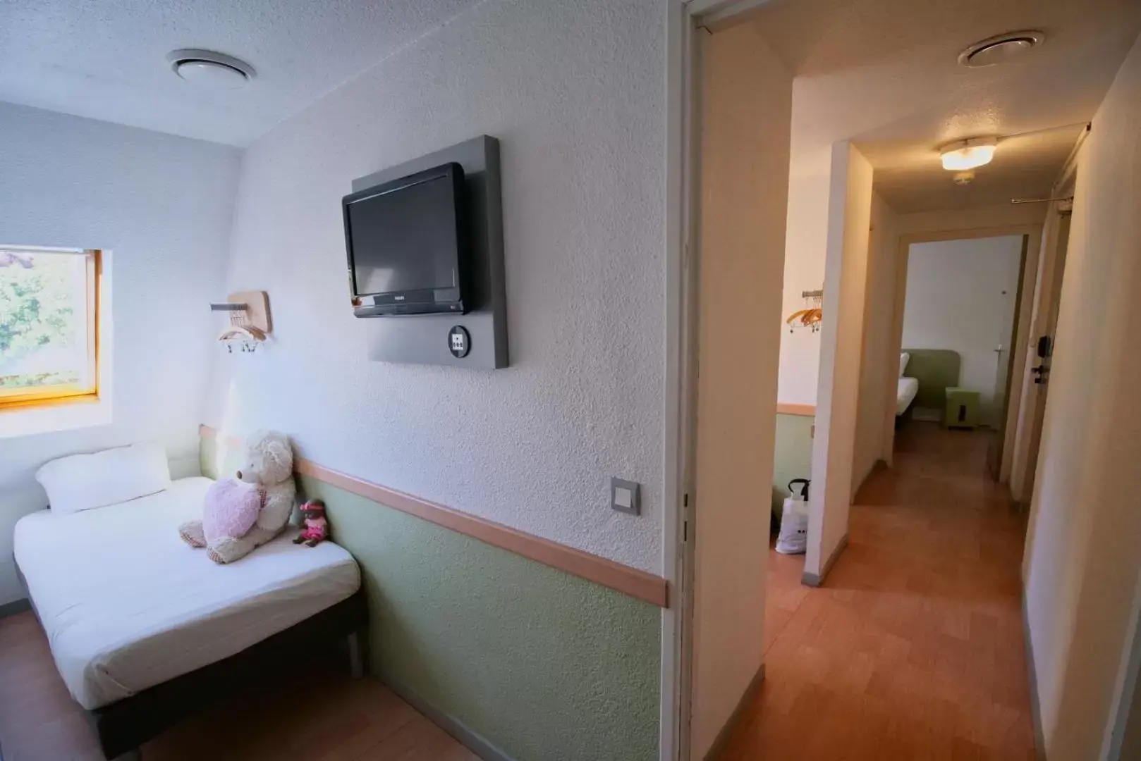 Bedroom, TV/Entertainment Center in ibis budget Blois Centre