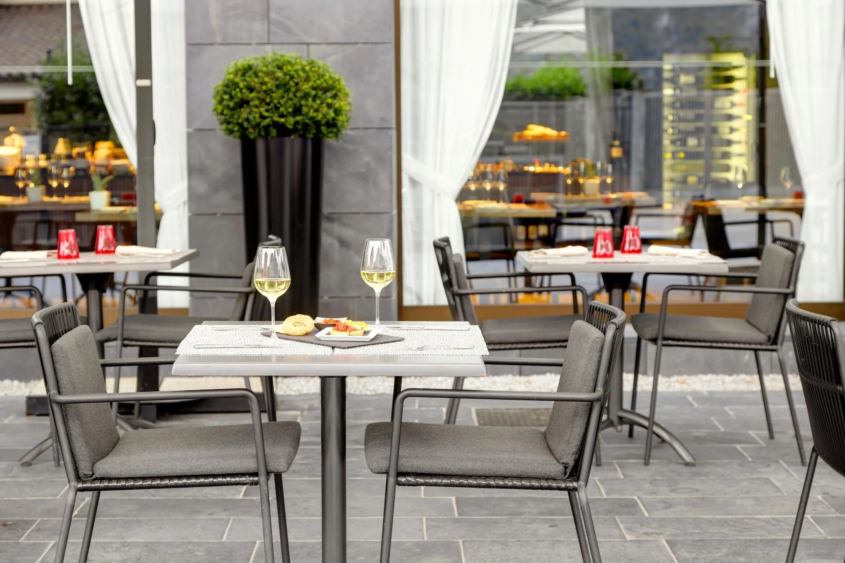 Restaurant/places to eat in Grand Hotel Campione