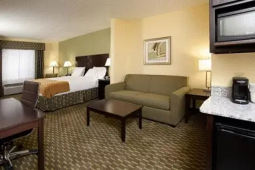Bed in Holiday Inn Express and Suites Saint Augustine North, an IHG Hotel