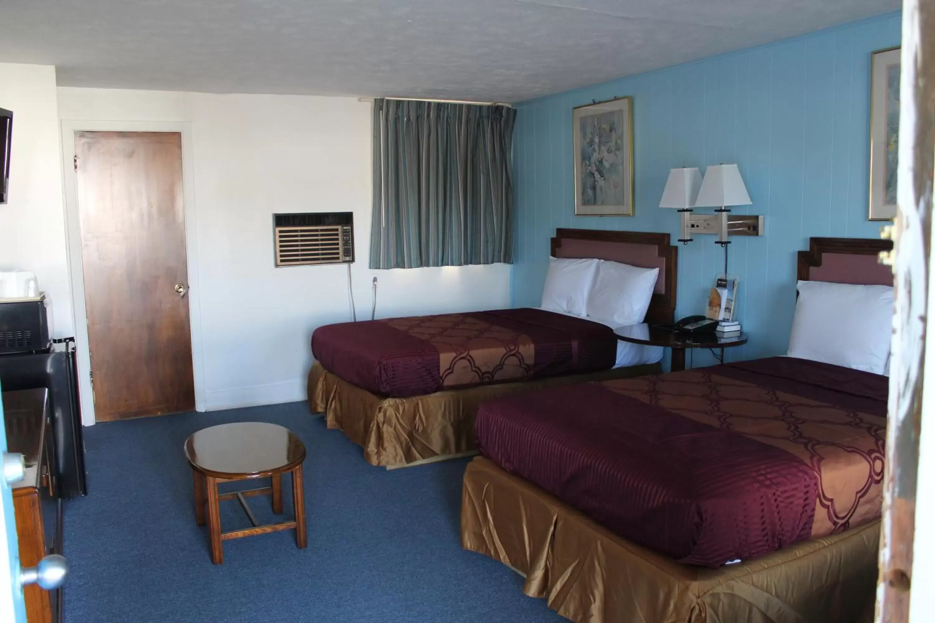 Bed in Royal Inn Motel