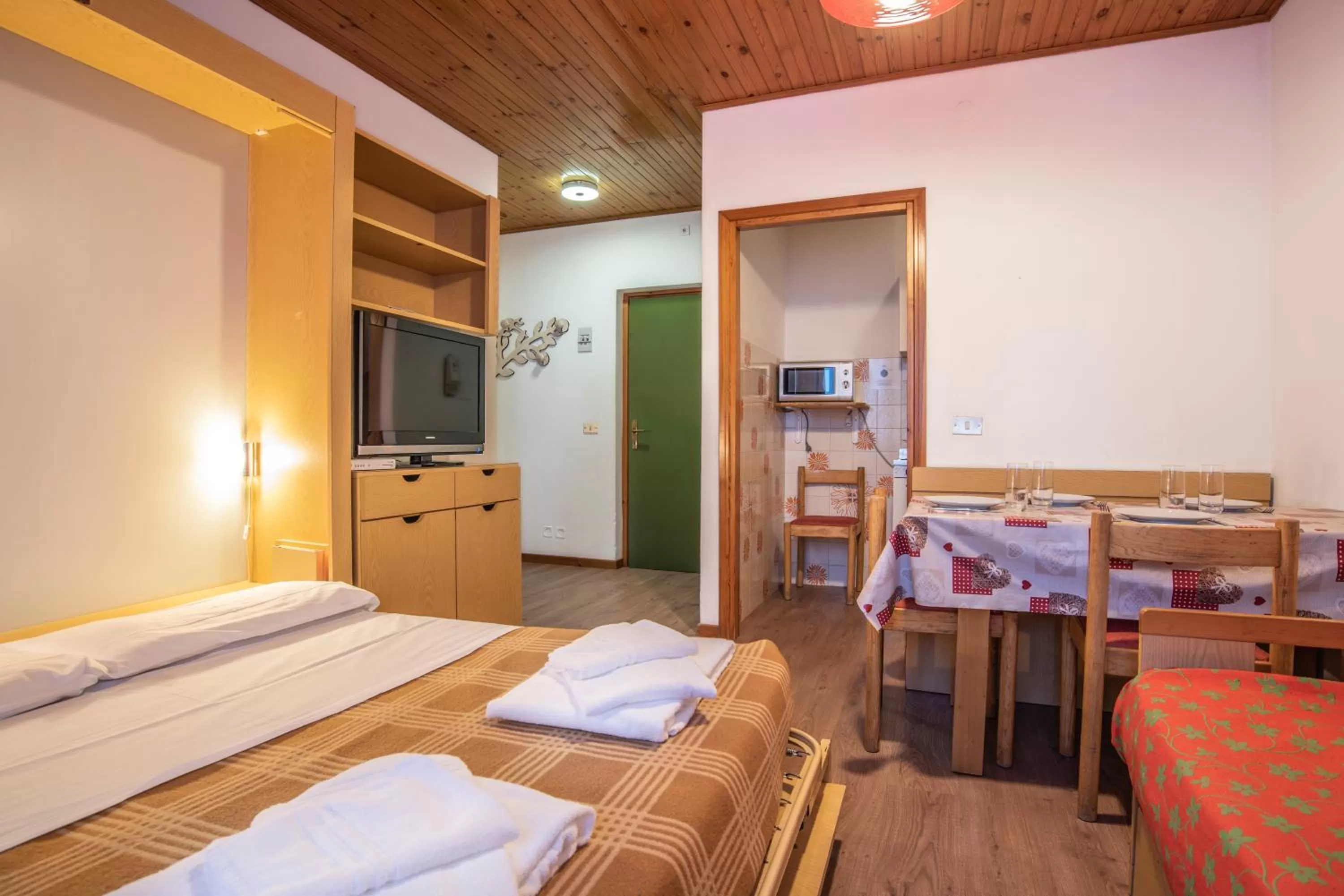 Photo of the whole room, Bed in Alaska Clubresidence