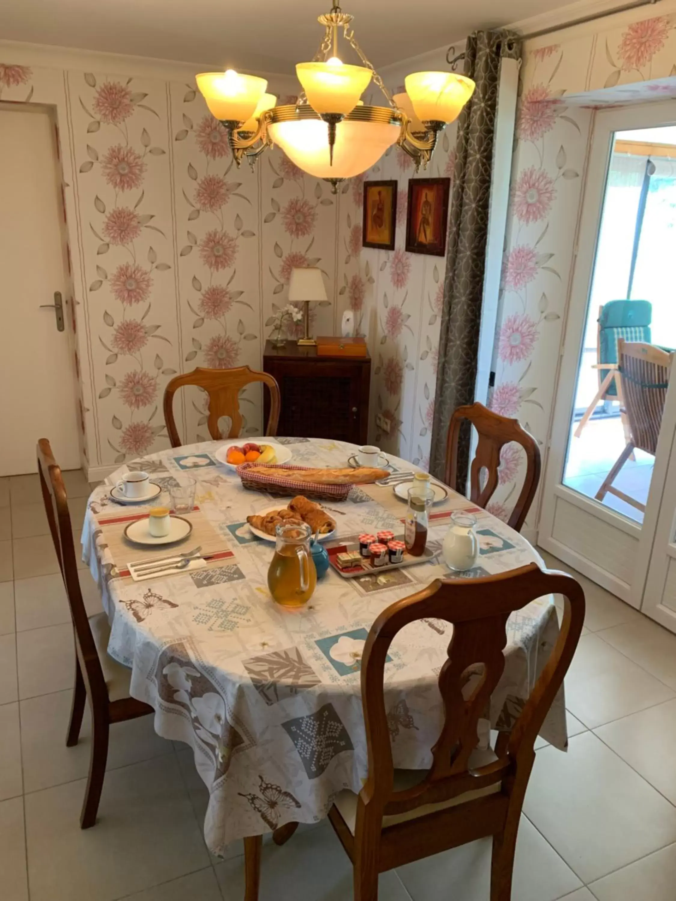 Continental breakfast, Dining Area in Le Pontet