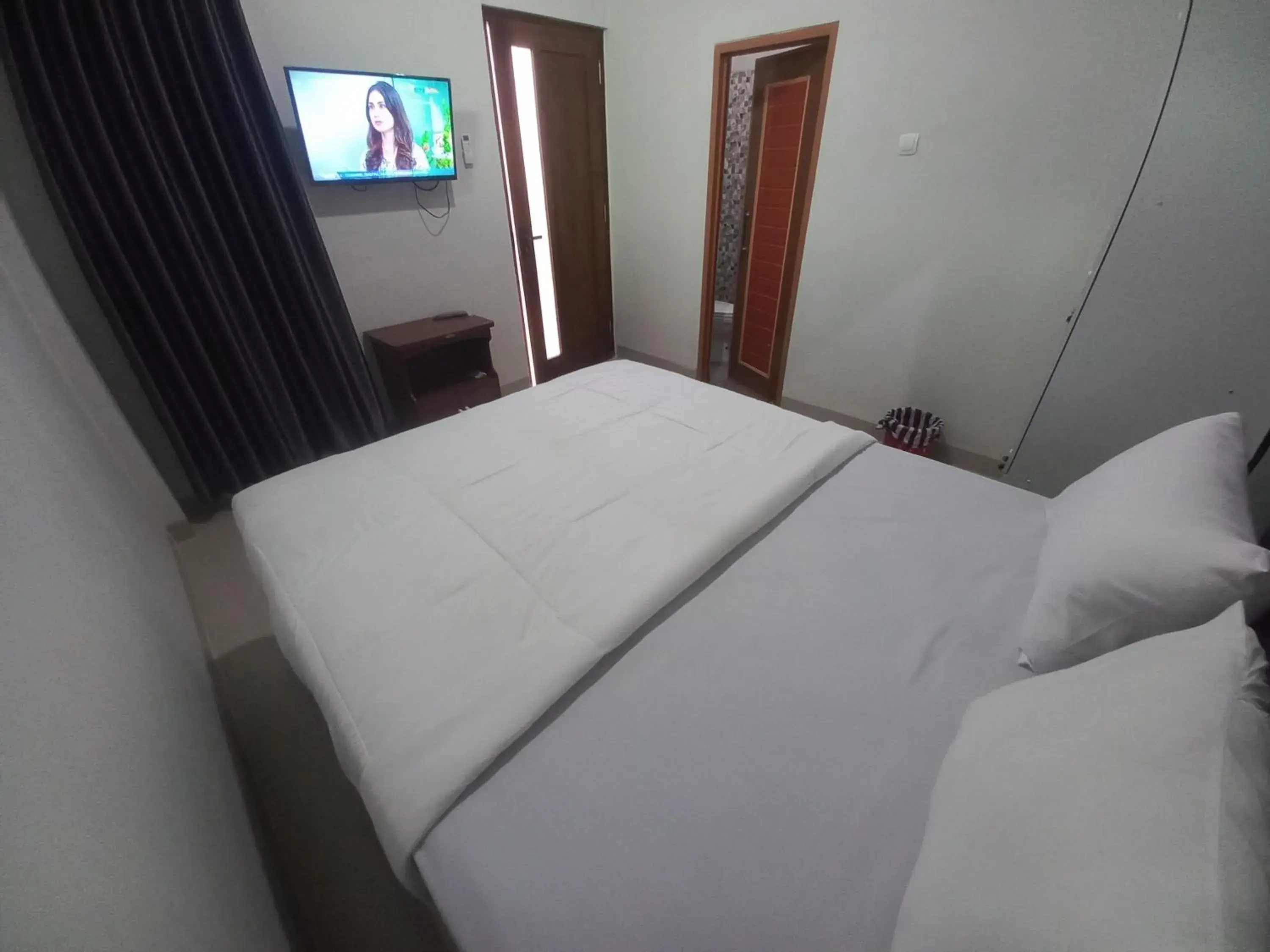 Bedroom, Bed in OYO 92879 Imperial Inn