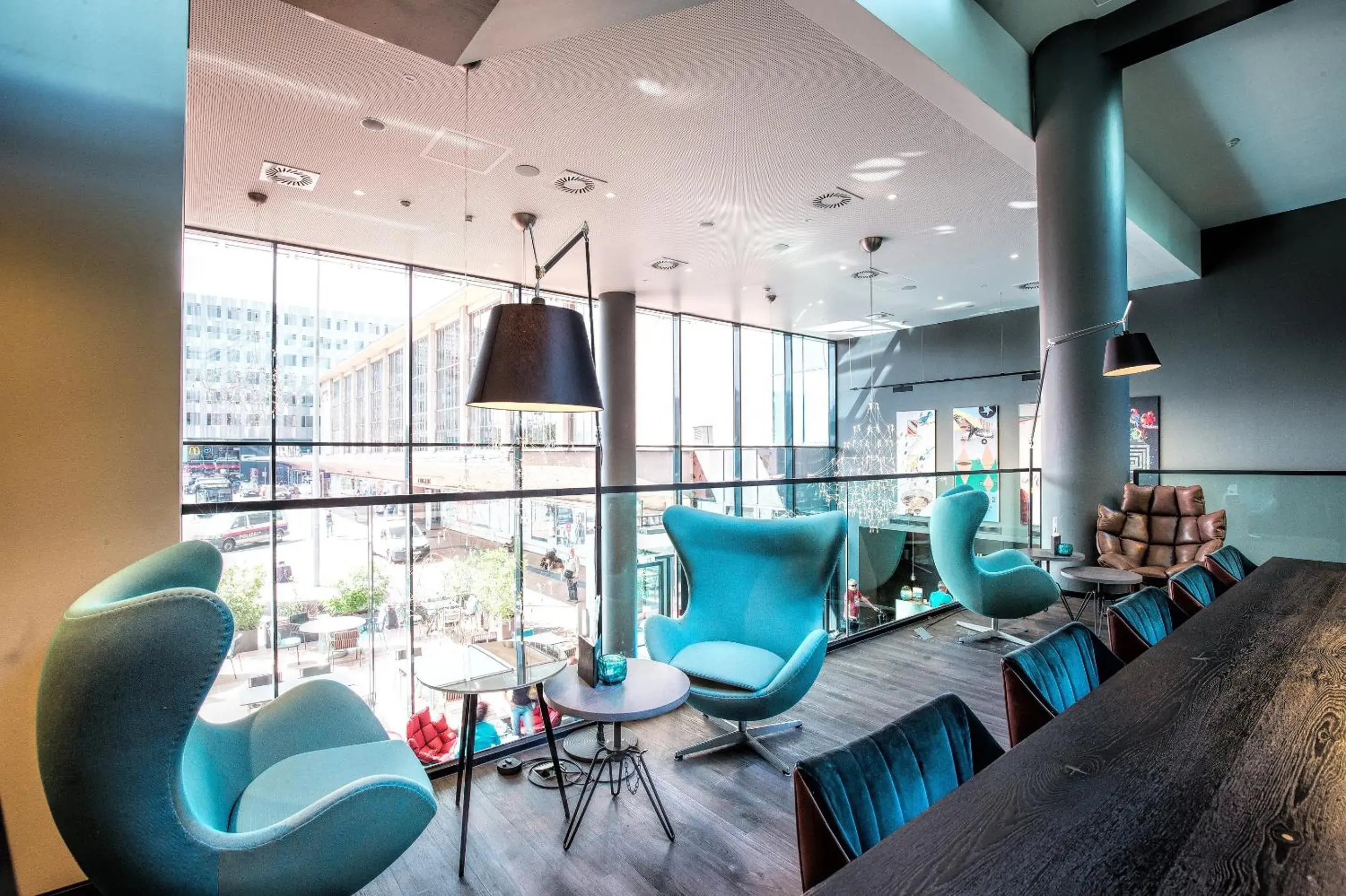 Lounge or bar in Motel One Wien Westbahnhof