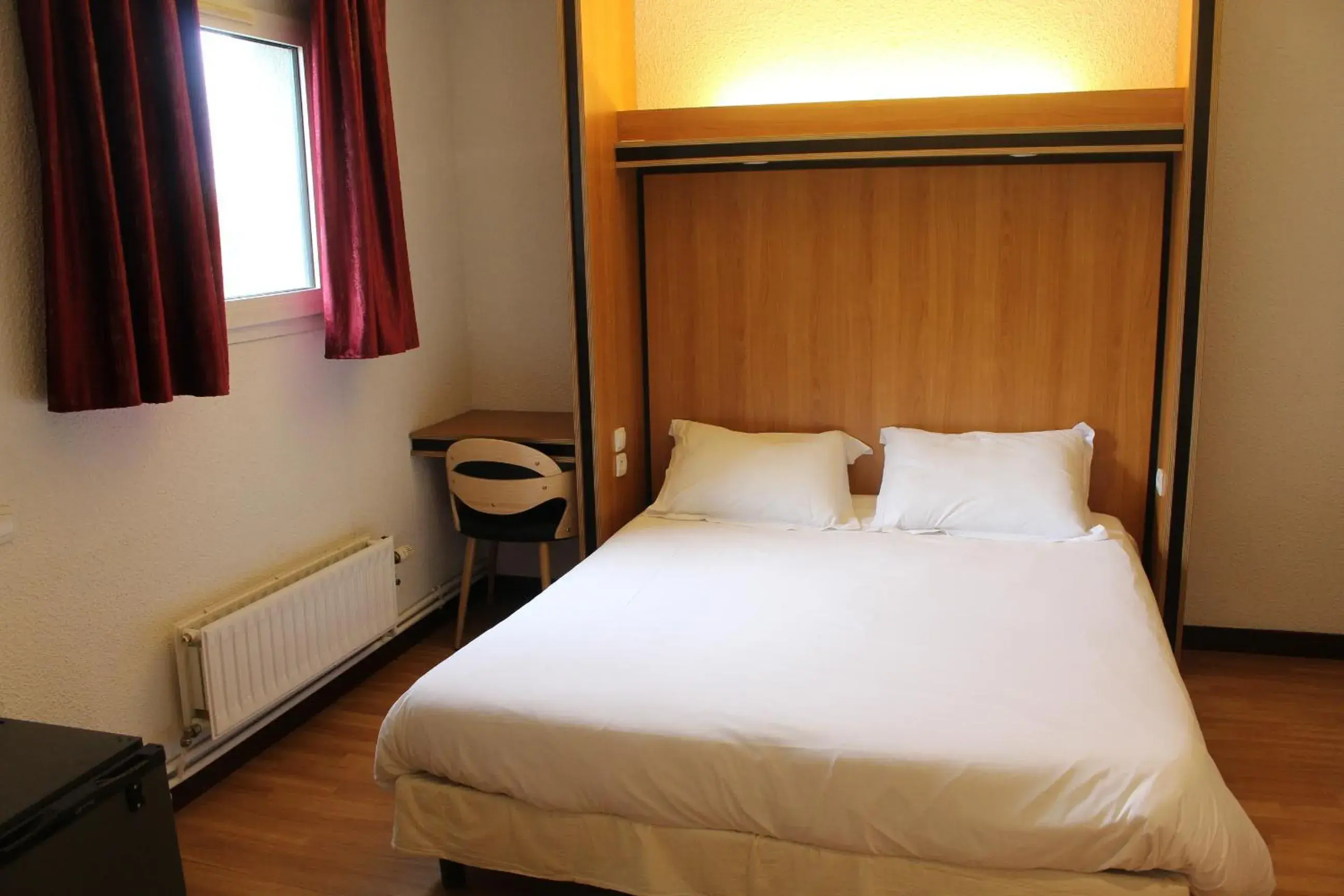 Bed in Brit Hotel La Bonne Etape