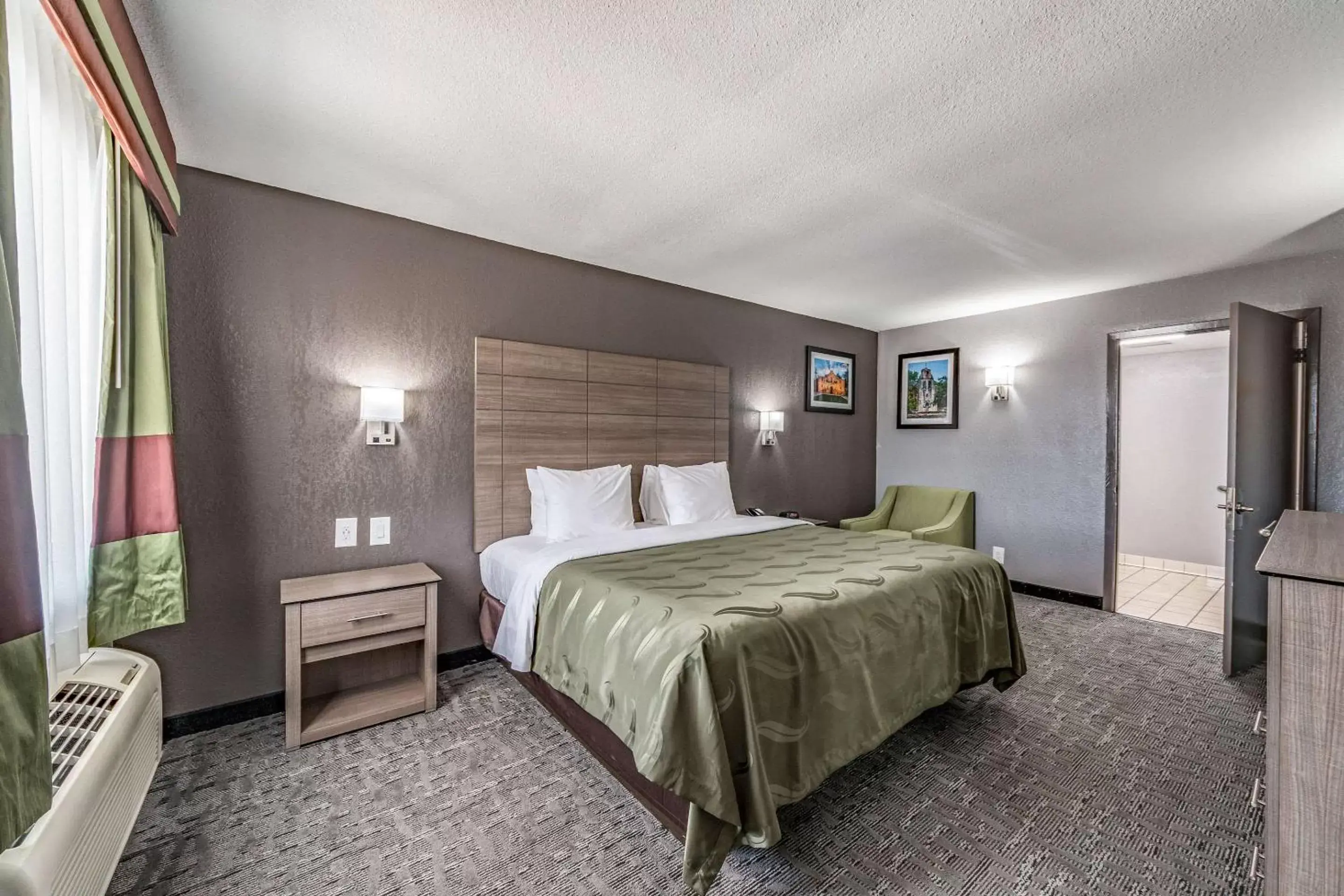 Photo of the whole room, Bed in Quality Inn I-10 East near AT&T Center