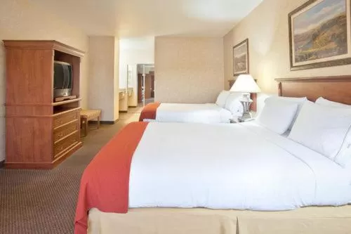 Bed in Holiday Inn Express Hotel & Suites Barstow by IHG