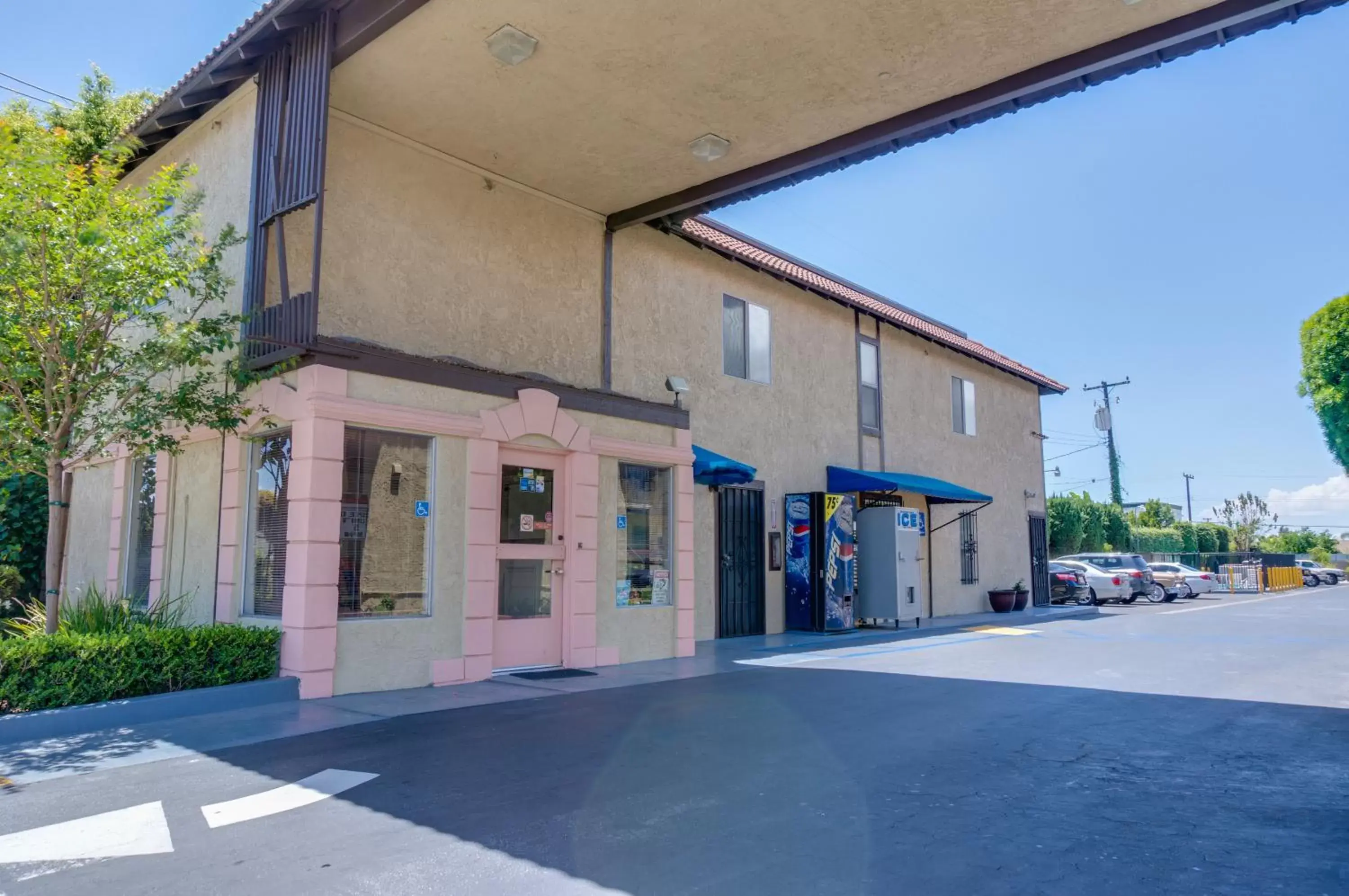 Facade/entrance, Property Building in Motel Moonlight