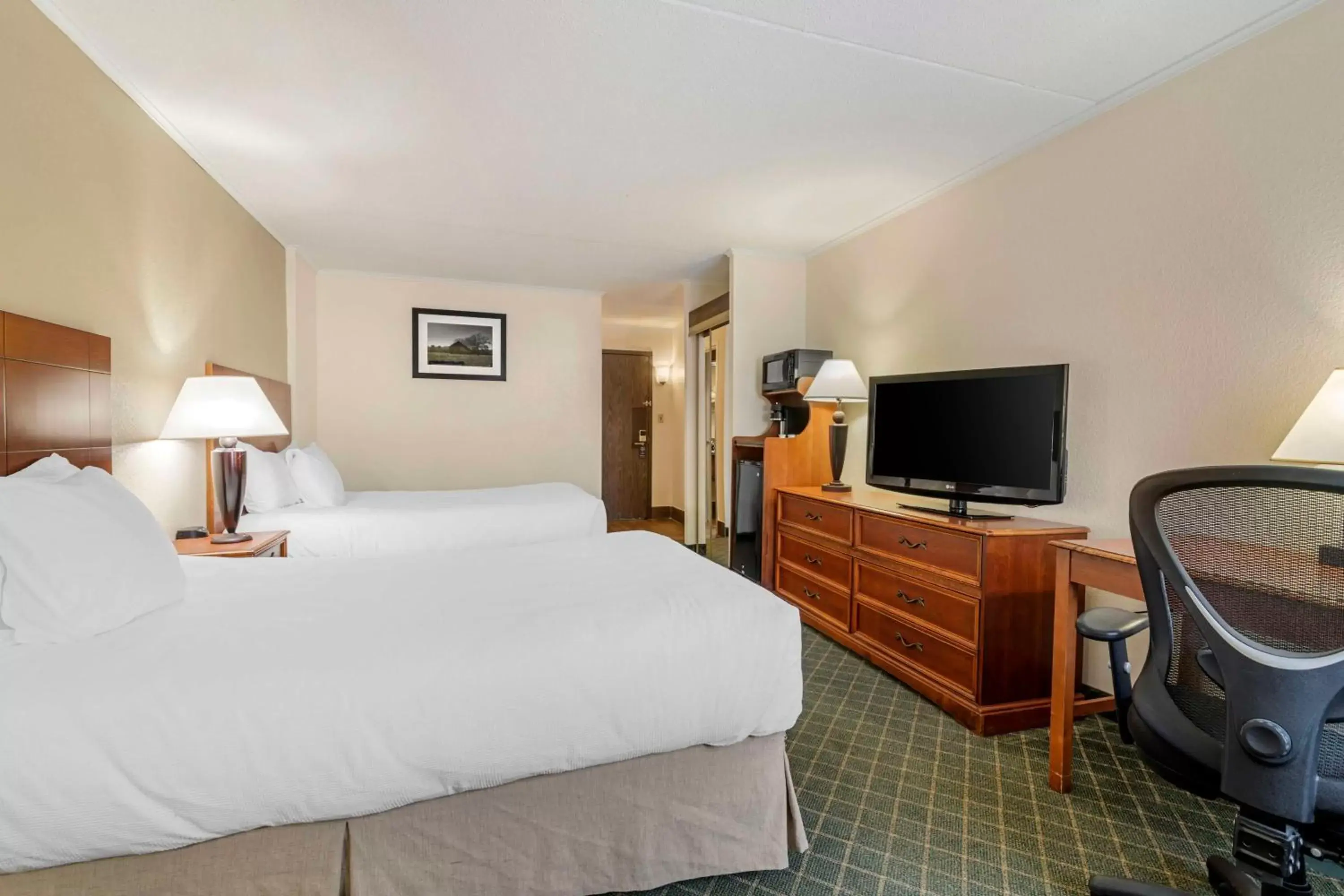 Bedroom, TV/Entertainment Center in Best Western Plus Augusta Civic Center Inn