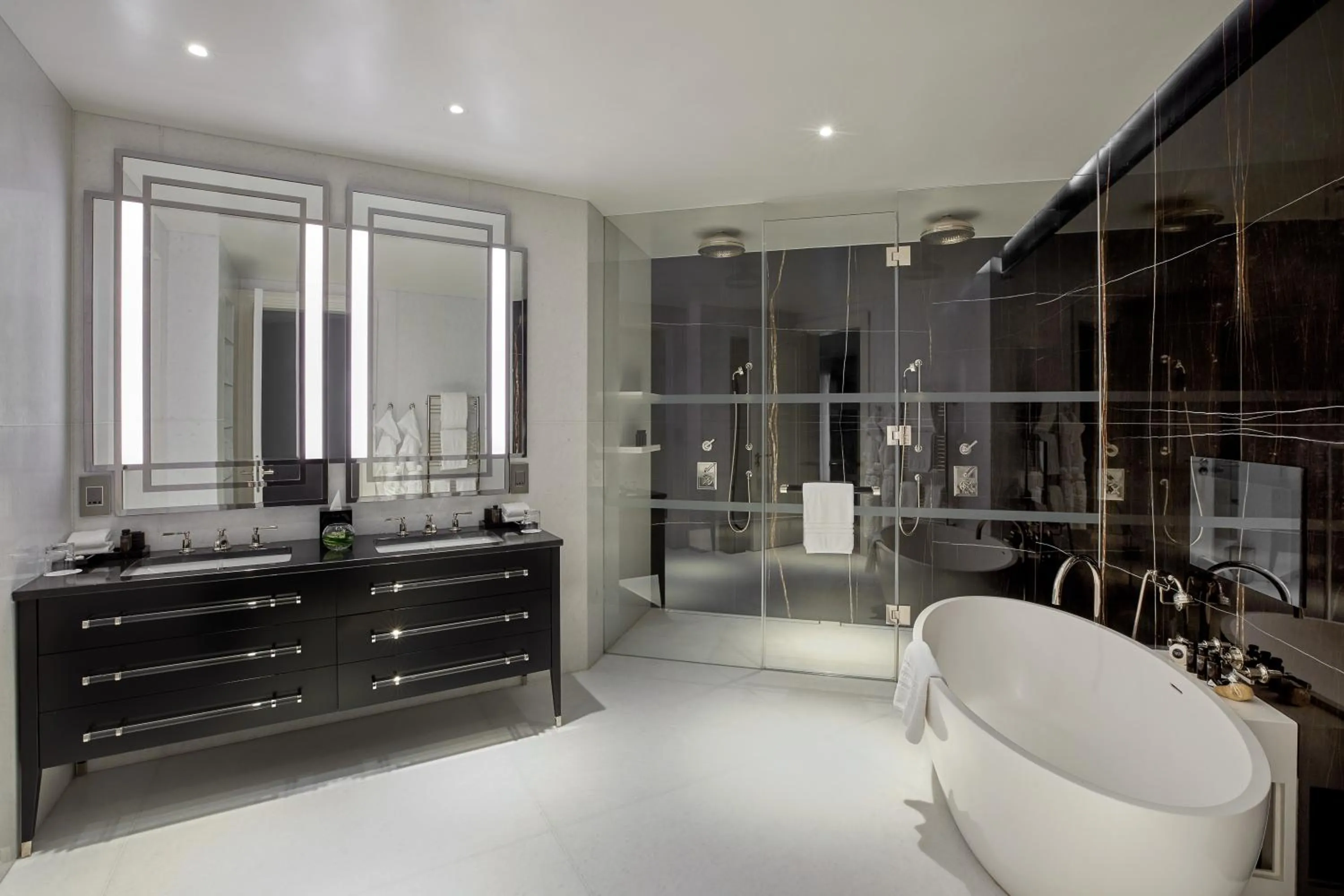 Bathroom in Four Seasons Hotel London at Tower Bridge