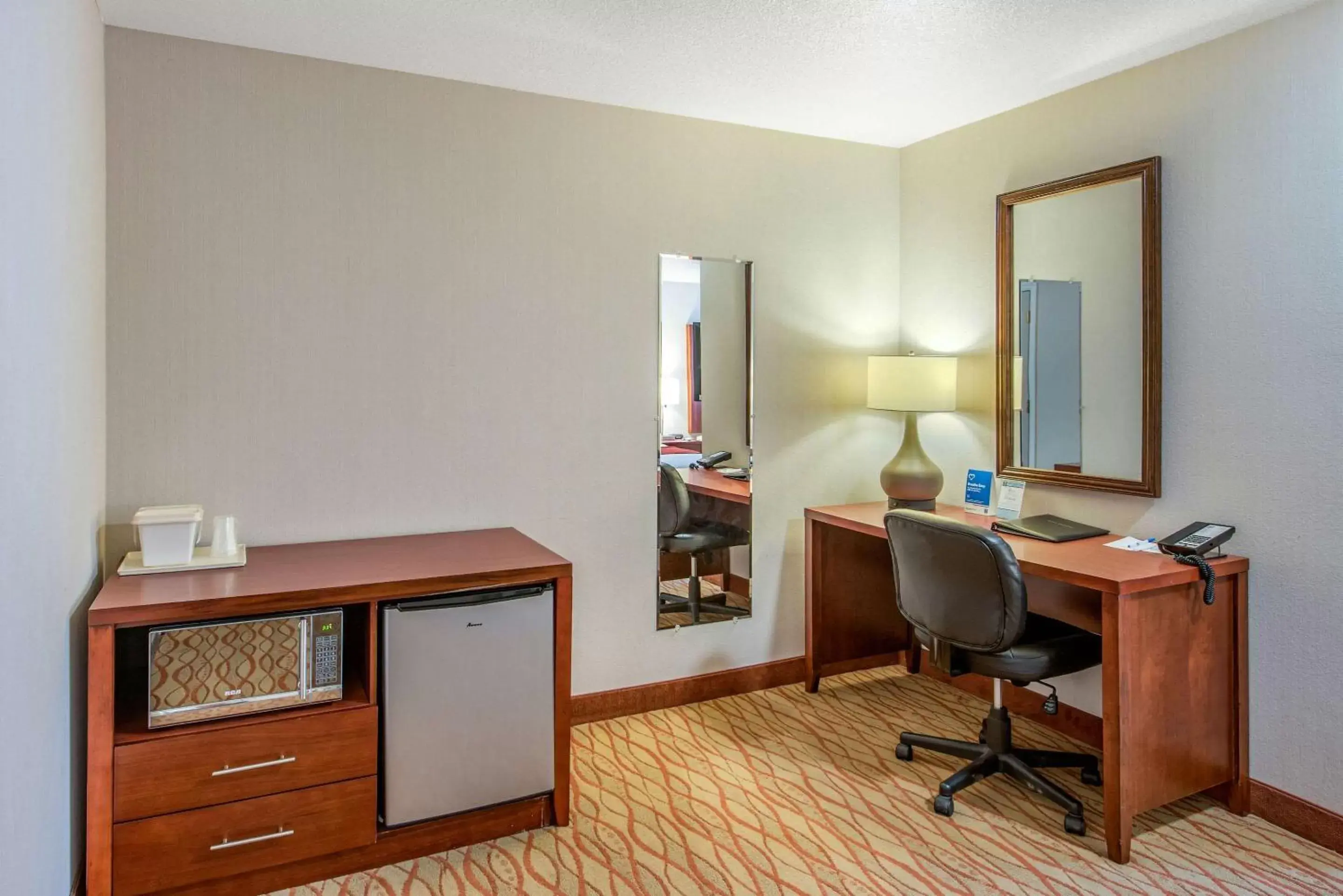 Queen Room with Two Queen Beds - Non-Smoking in Comfort Inn Mount Shasta Area