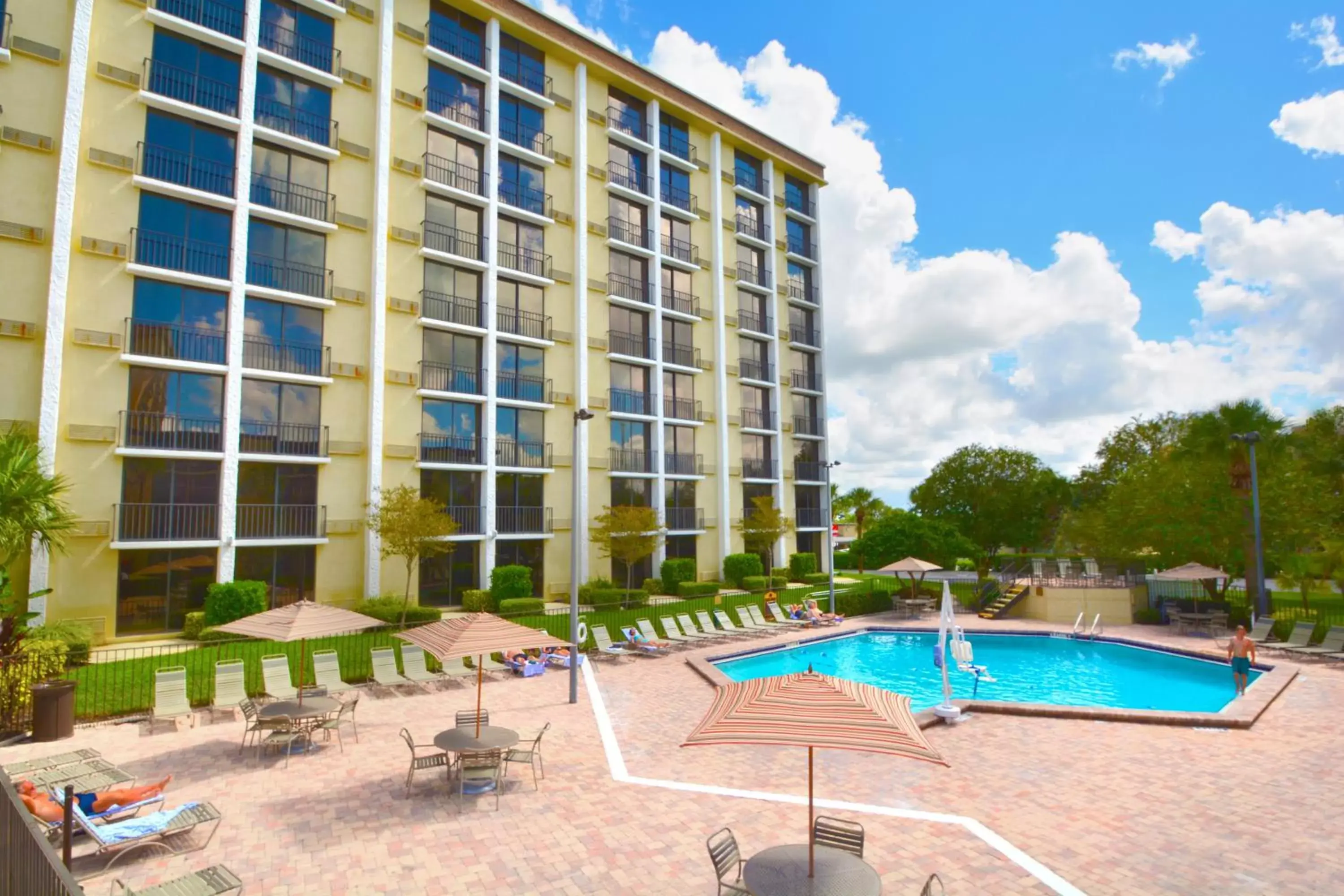 Property building, Swimming Pool in Rosen Inn Closest to Universal