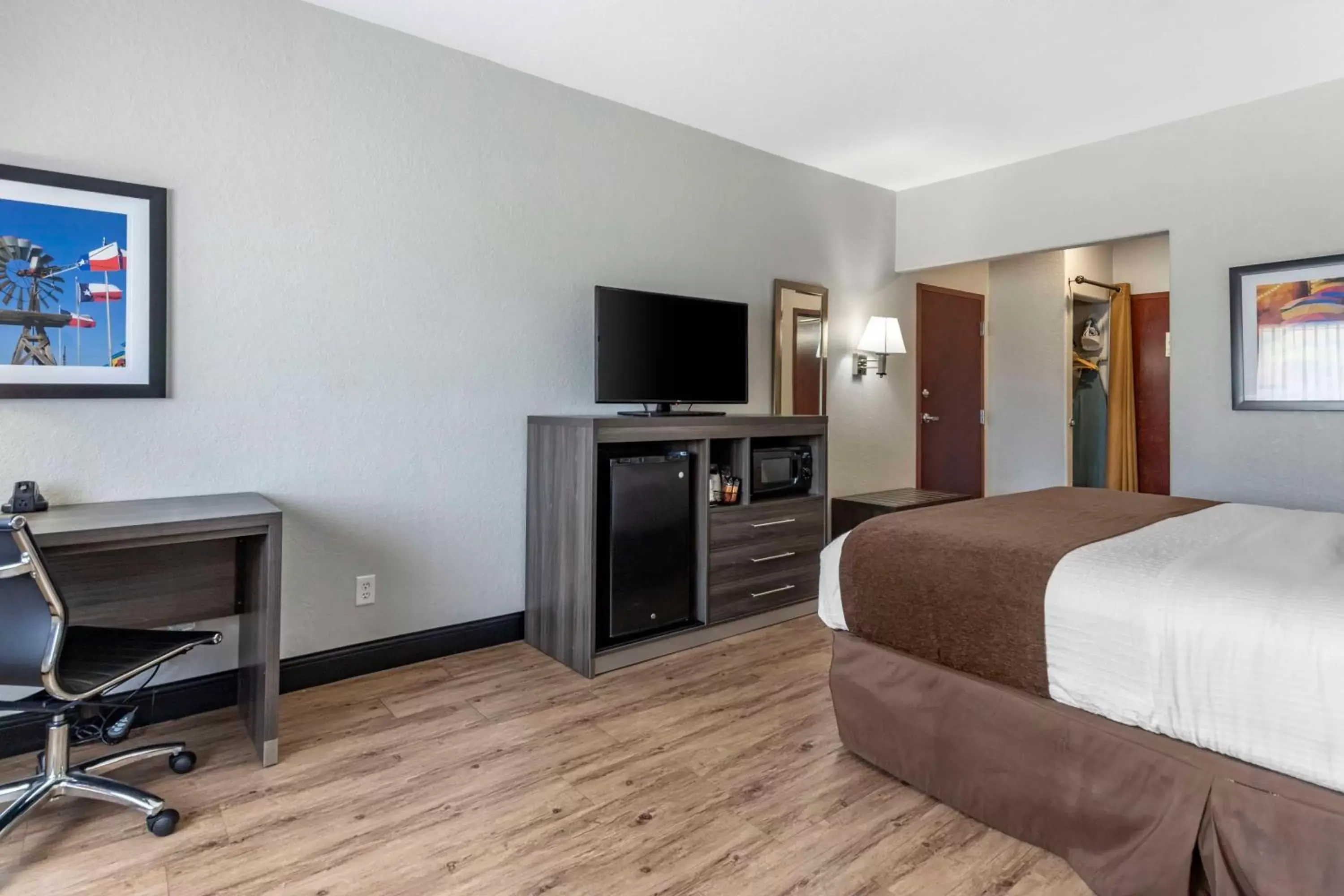 Bedroom, TV/Entertainment Center in Best Western PLUS Victoria Inn & Suites