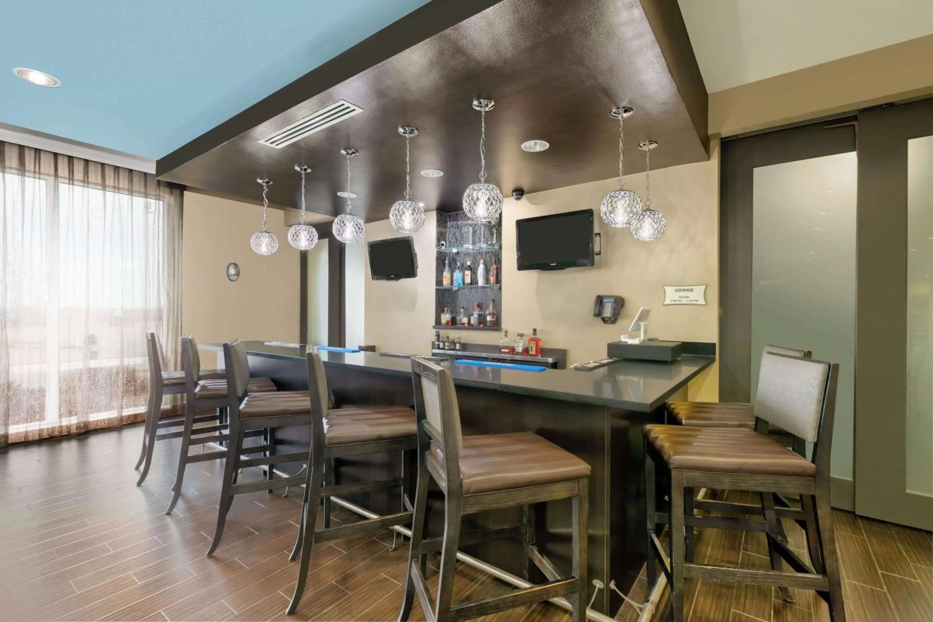 Lounge or bar in La Quinta by Wyndham Clinton Historic Route 66