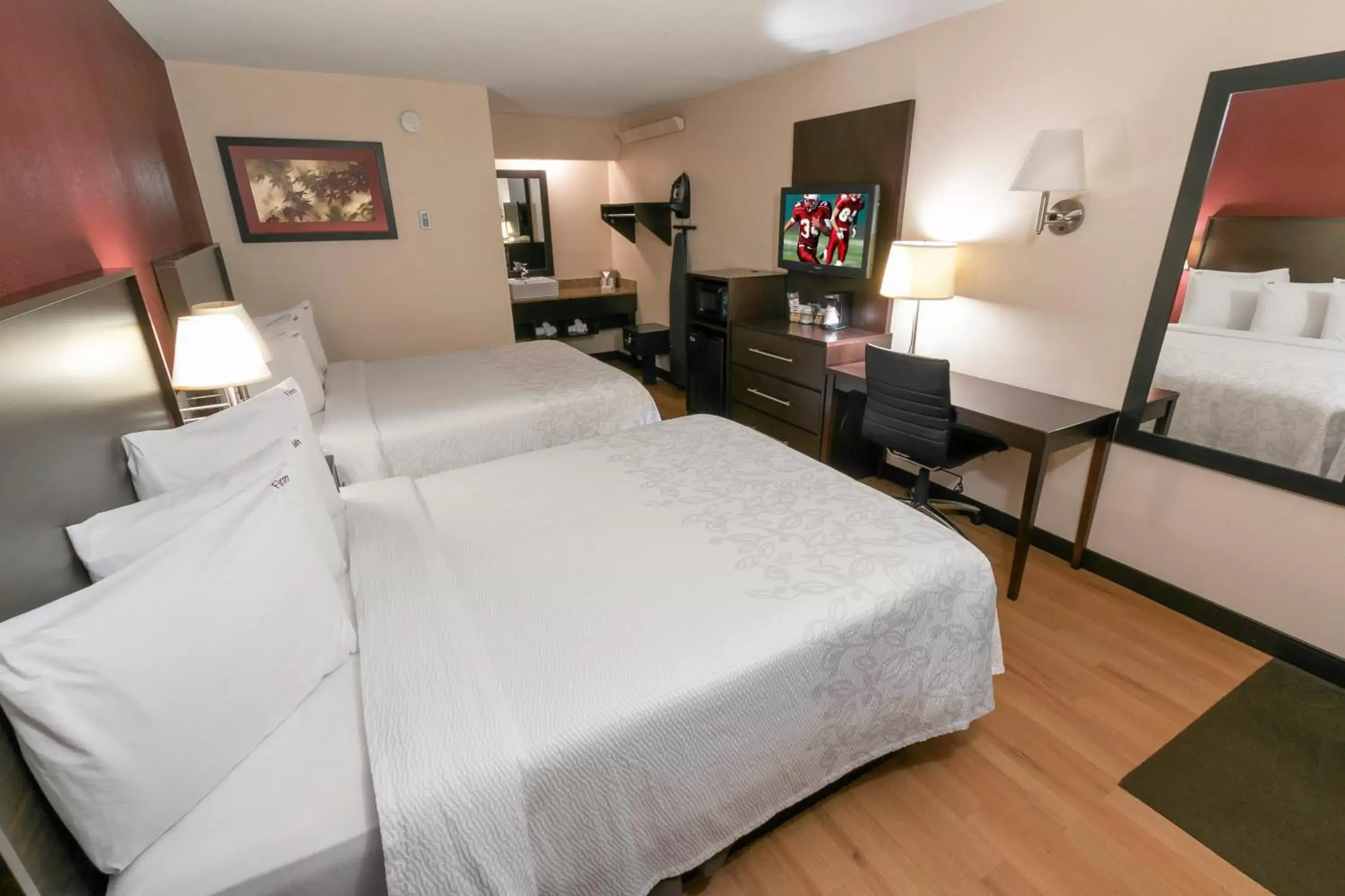 Photo of the whole room, Bed in Red Roof Inn PLUS+ Birmingham East – Irondale/Airport