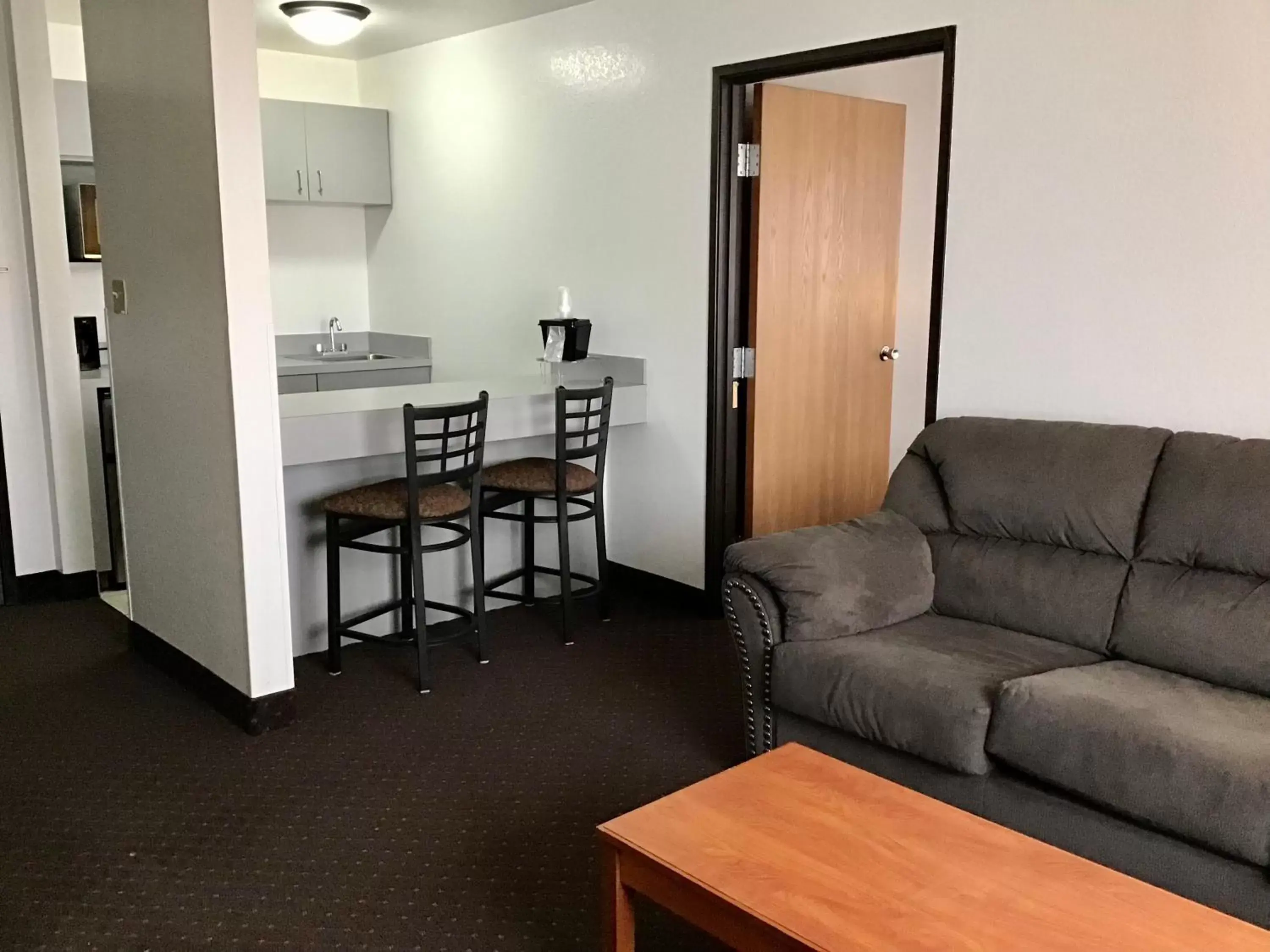 Living room, Seating Area in Ramada by Wyndham Helena