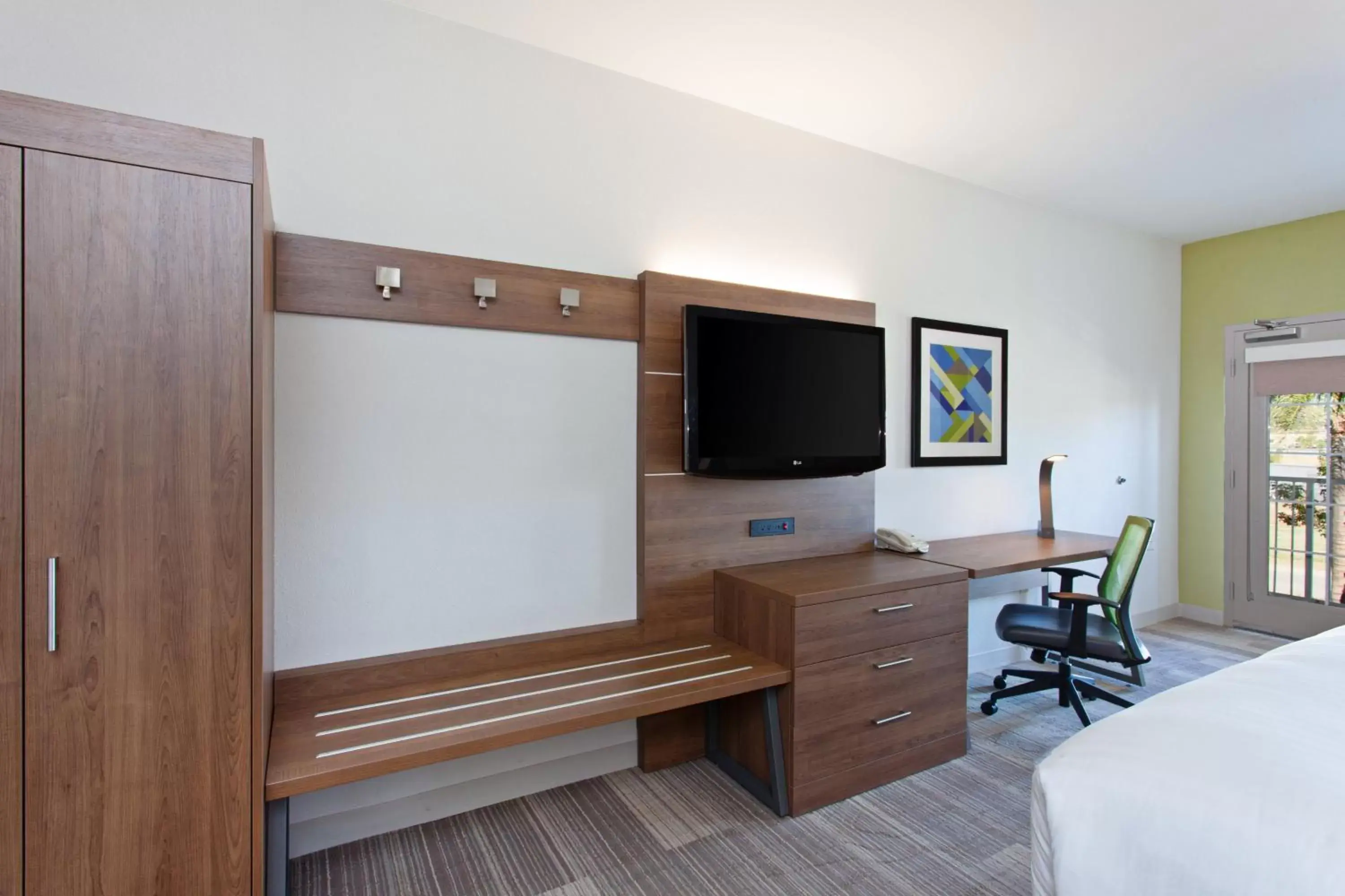 Photo of the whole room, TV/Entertainment Center in Holiday Inn Express & Suites Corona, an IHG Hotel