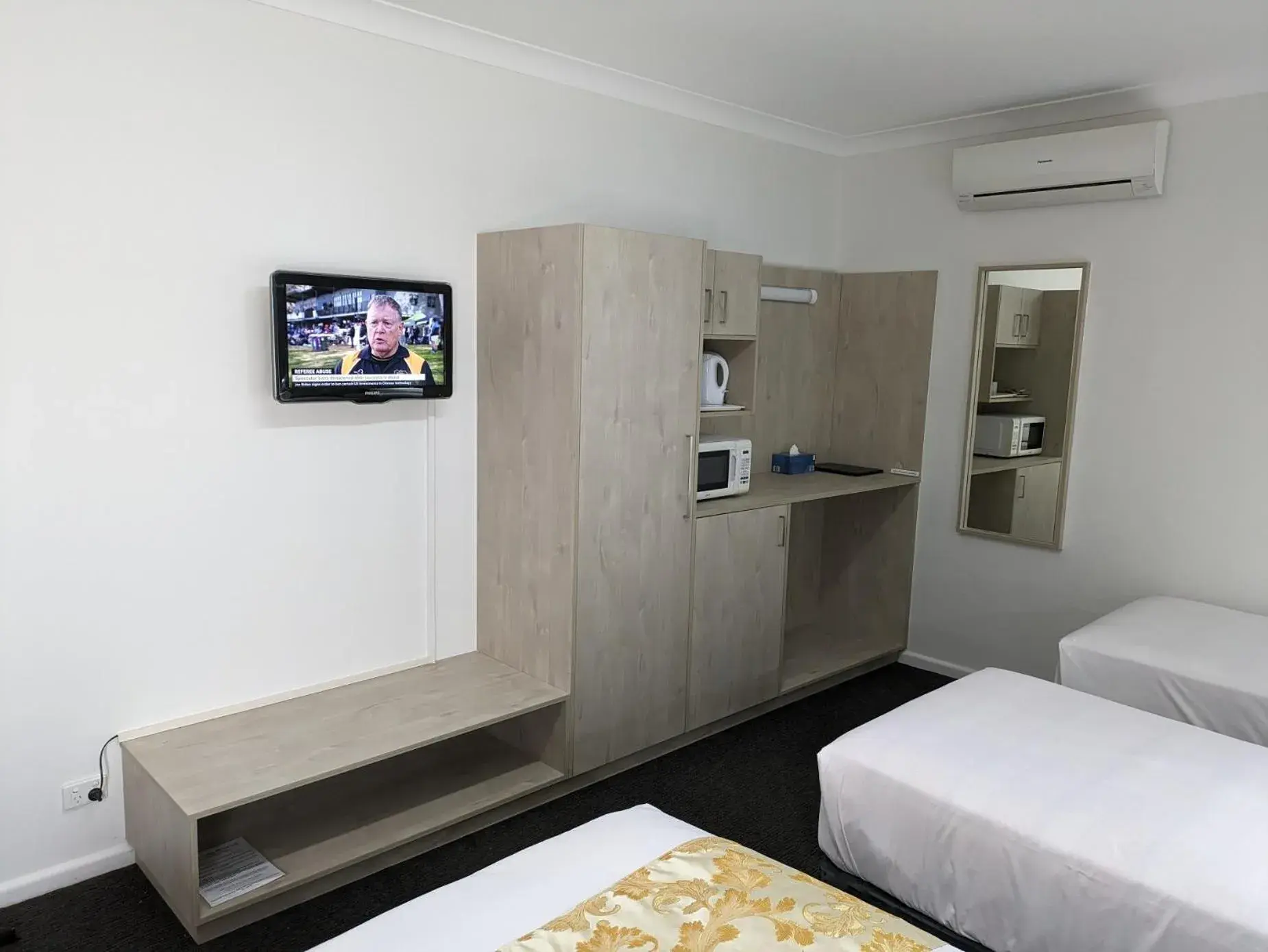 TV and multimedia, Bed in Country Lodge Motor Inn